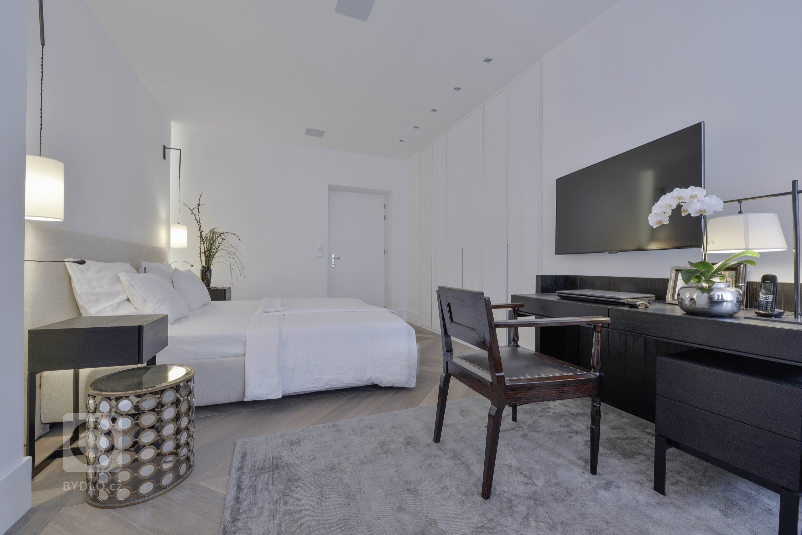 Bylo třeba zajistit pohodlné příležitostné přespání až 4 dětem a dvěma dospělým. V obývacím pokoji je rozkládací lůžko a rozkládací jsou i obě pohovky v druhém…