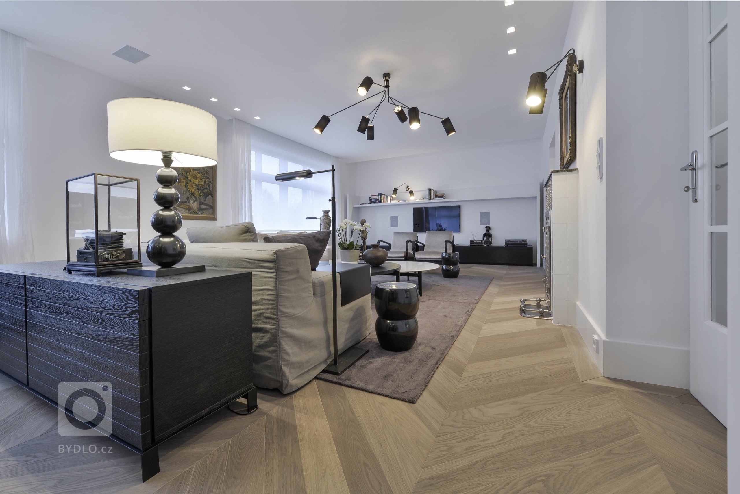 Bylo třeba zajistit pohodlné příležitostné přespání až 4 dětem a dvěma dospělým. V obývacím pokoji je rozkládací lůžko a rozkládací jsou i obě pohovky v druhém…