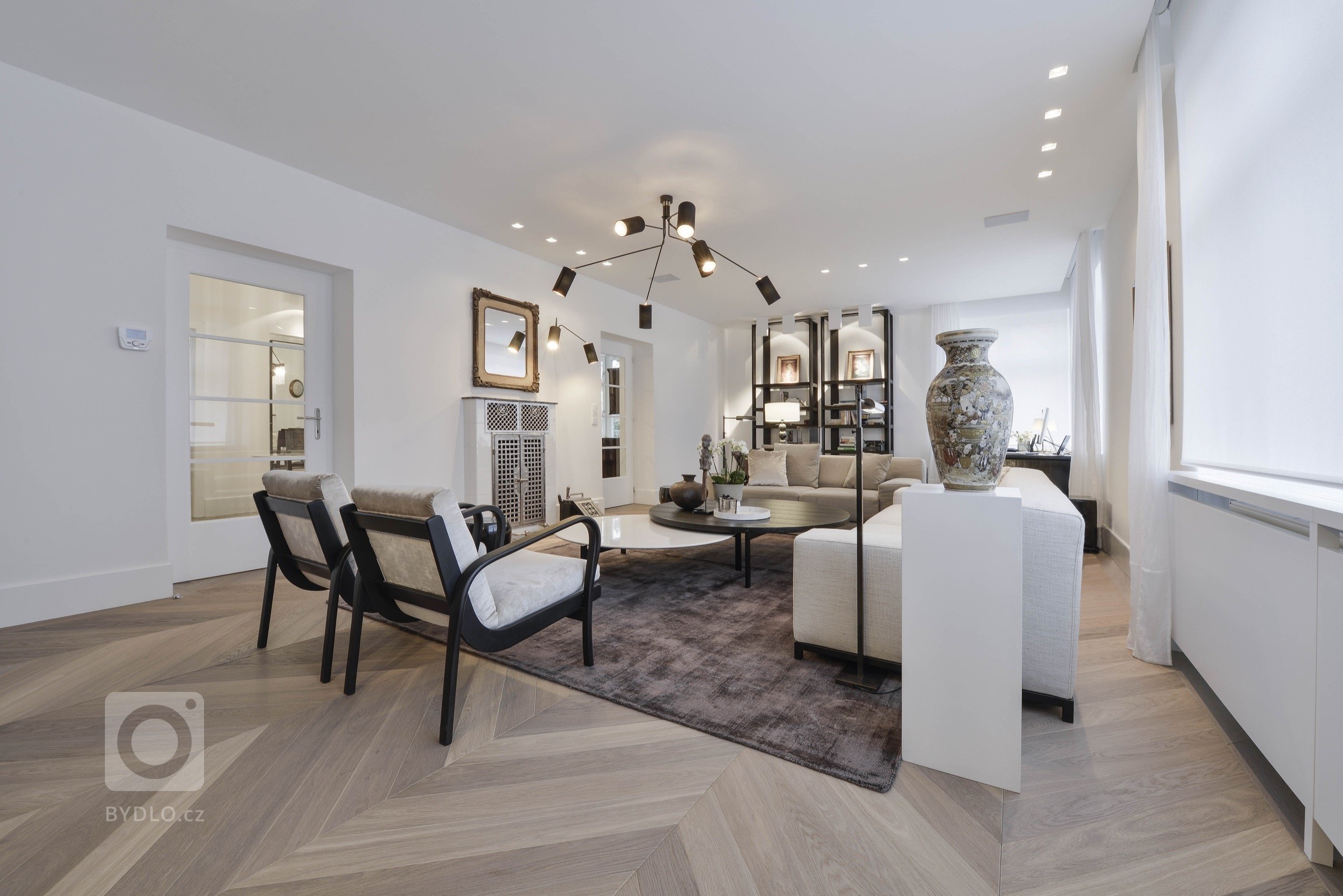 Bylo třeba zajistit pohodlné příležitostné přespání až 4 dětem a dvěma dospělým. V obývacím pokoji je rozkládací lůžko a rozkládací jsou i obě pohovky v druhém…