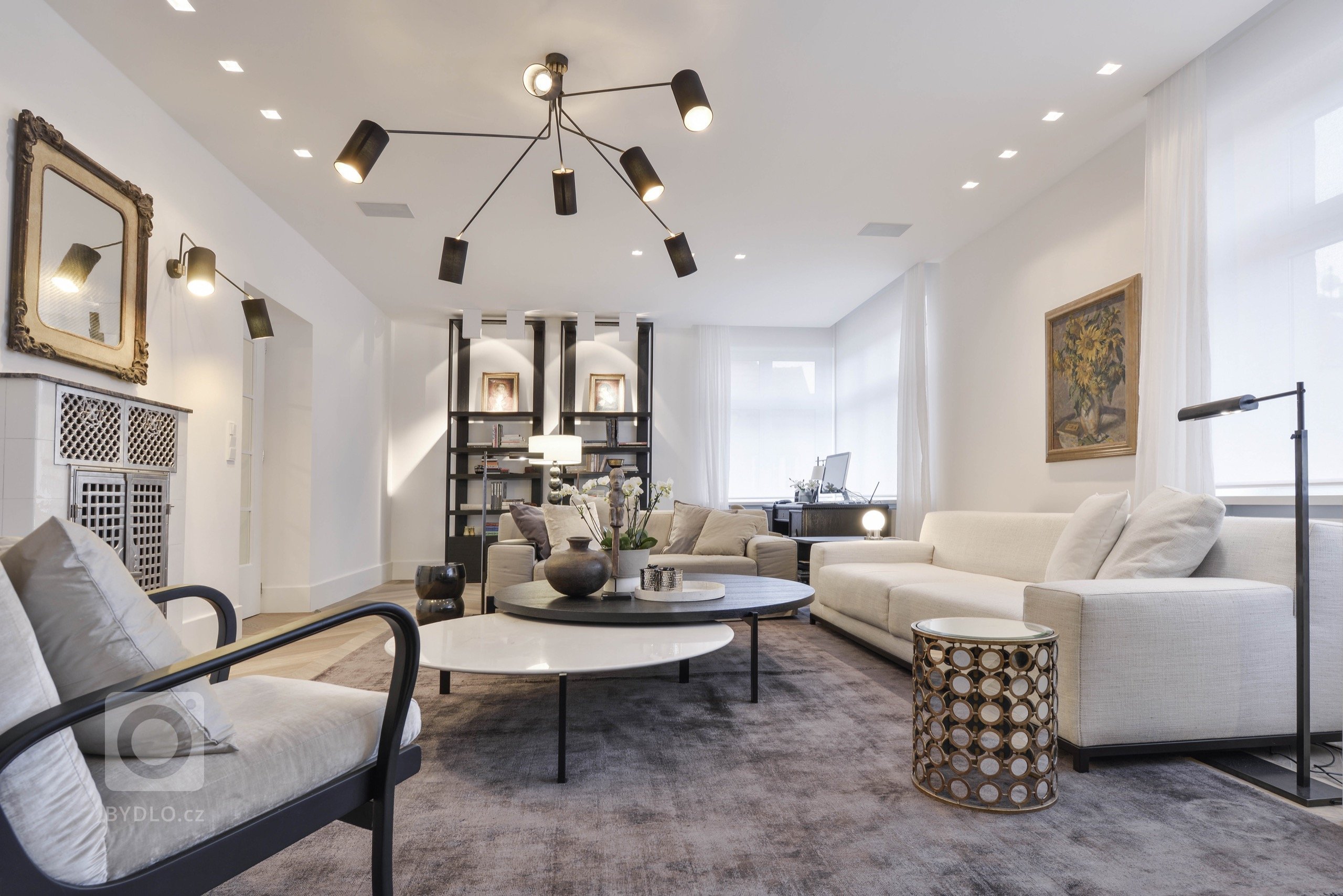 Bylo třeba zajistit pohodlné příležitostné přespání až 4 dětem a dvěma dospělým. V obývacím pokoji je rozkládací lůžko a rozkládací jsou i obě pohovky v druhém…