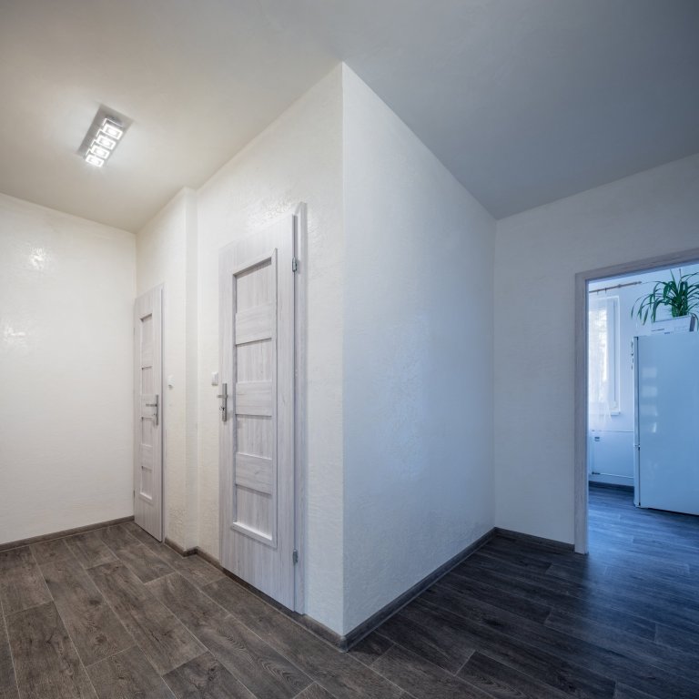 Realizace koupelny s WC ve stylu &quot;lesklý beton&quot;. Dekor&nbsp;na zdi je nepravidelný s viditelnými nerovnostmi. Podlaha je rovná. Spučástí projektu…