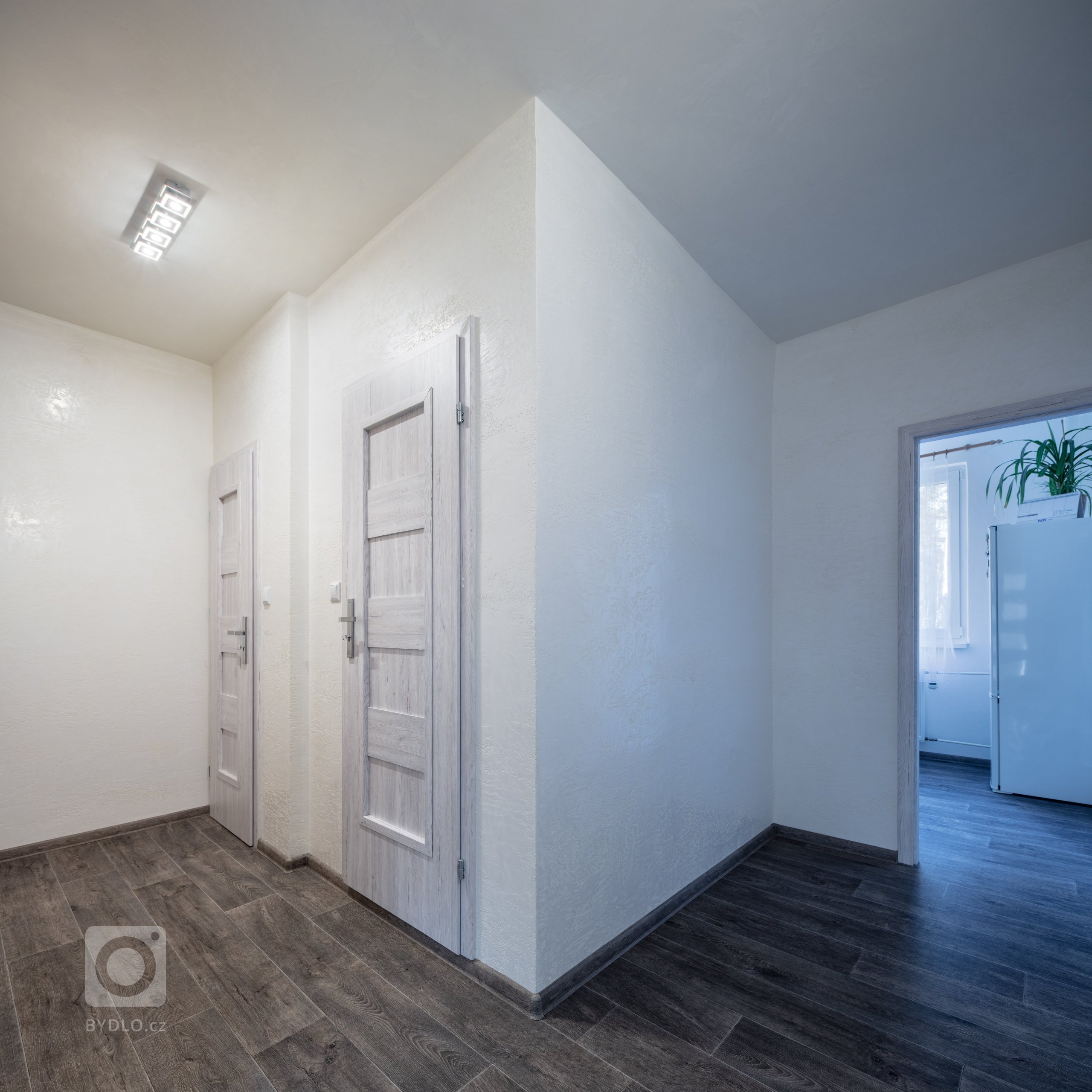 Realizace koupelny s WC ve stylu &quot;lesklý beton&quot;. Dekor&nbsp;na zdi je nepravidelný s viditelnými nerovnostmi. Podlaha je rovná. Spučástí projektu…