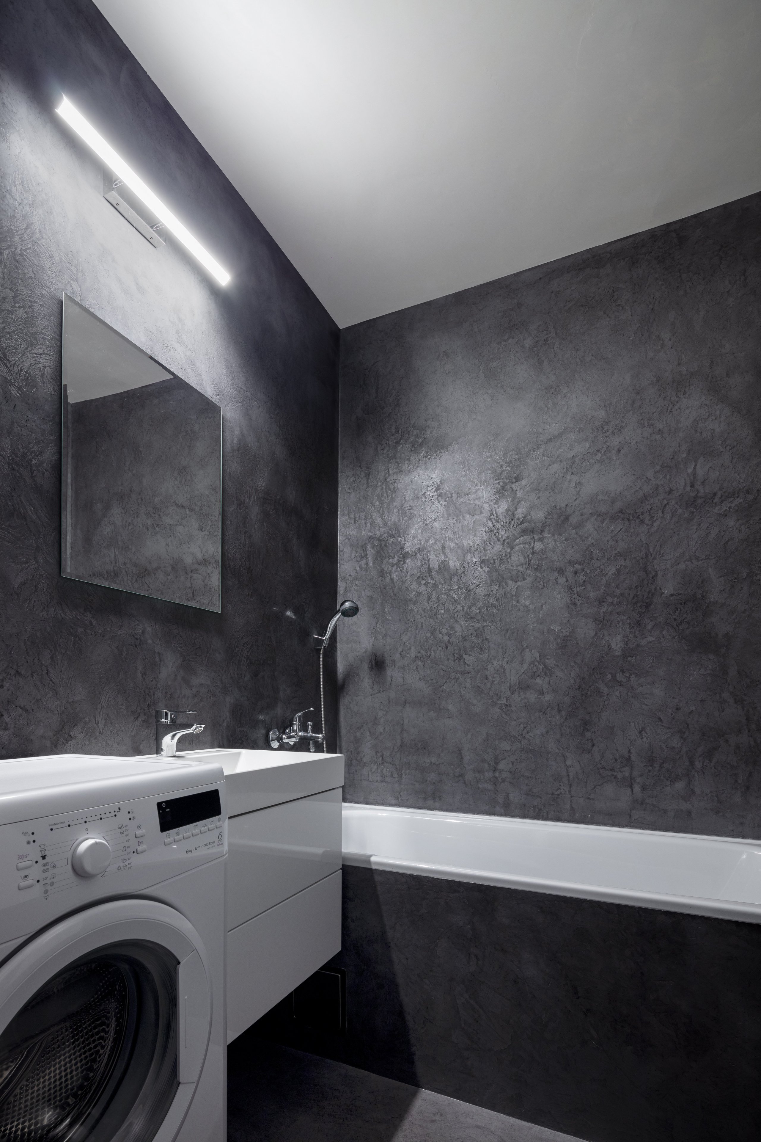 Realizace koupelny s WC ve stylu &quot;lesklý beton&quot;. Dekor&nbsp;na zdi je nepravidelný s viditelnými nerovnostmi. Podlaha je rovná. Spučástí projektu…