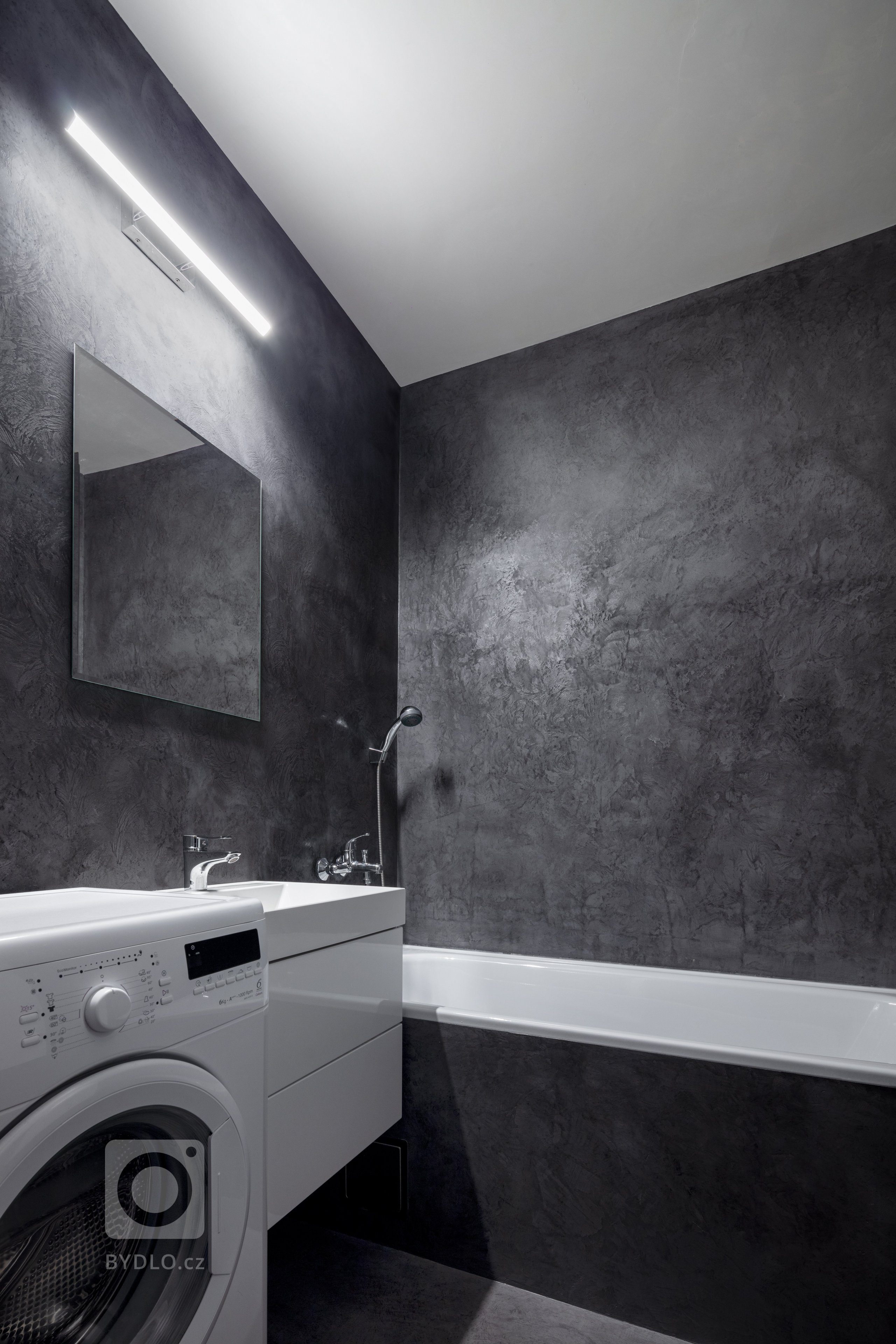 Realizace koupelny s WC ve stylu &quot;lesklý beton&quot;. Dekor&nbsp;na zdi je nepravidelný s viditelnými nerovnostmi. Podlaha je rovná. Spučástí projektu…