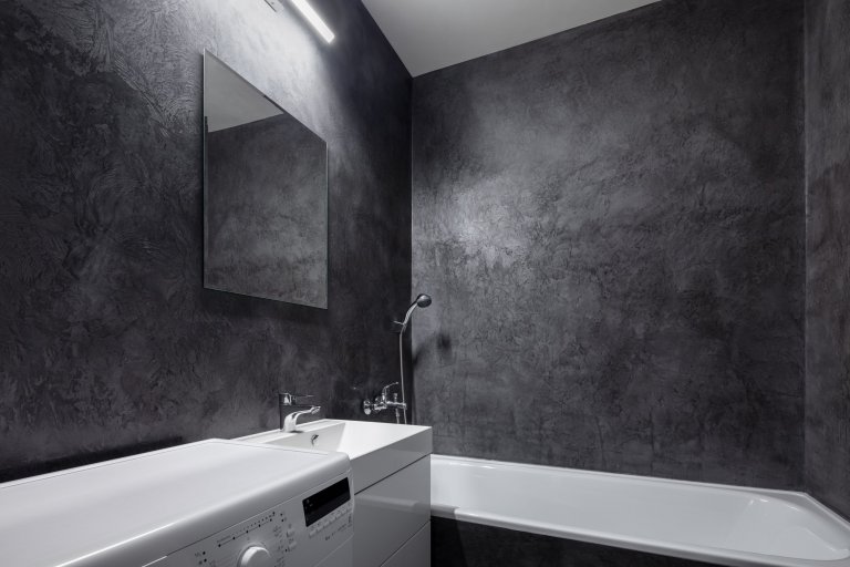 Realizace koupelny s WC ve stylu &quot;lesklý beton&quot;. Dekor&nbsp;na zdi je nepravidelný s viditelnými nerovnostmi. Podlaha je rovná. Spučástí projektu…