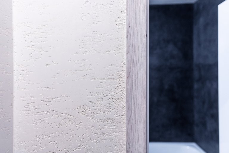 Realizace koupelny s WC ve stylu &quot;lesklý beton&quot;. Dekor&nbsp;na zdi je nepravidelný s viditelnými nerovnostmi. Podlaha je rovná. Spučástí projektu…