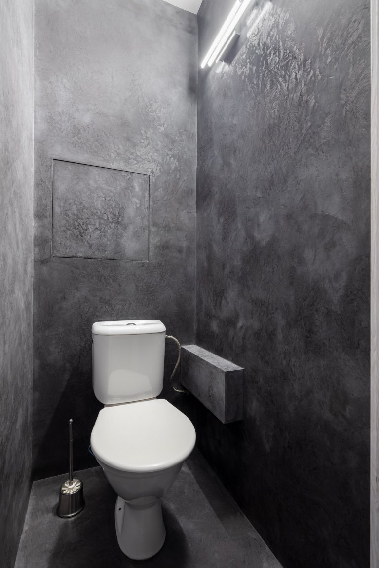 Realizace koupelny s WC ve stylu &quot;lesklý beton&quot;. Dekor&nbsp;na zdi je nepravidelný s viditelnými nerovnostmi. Podlaha je rovná. Spučástí projektu…