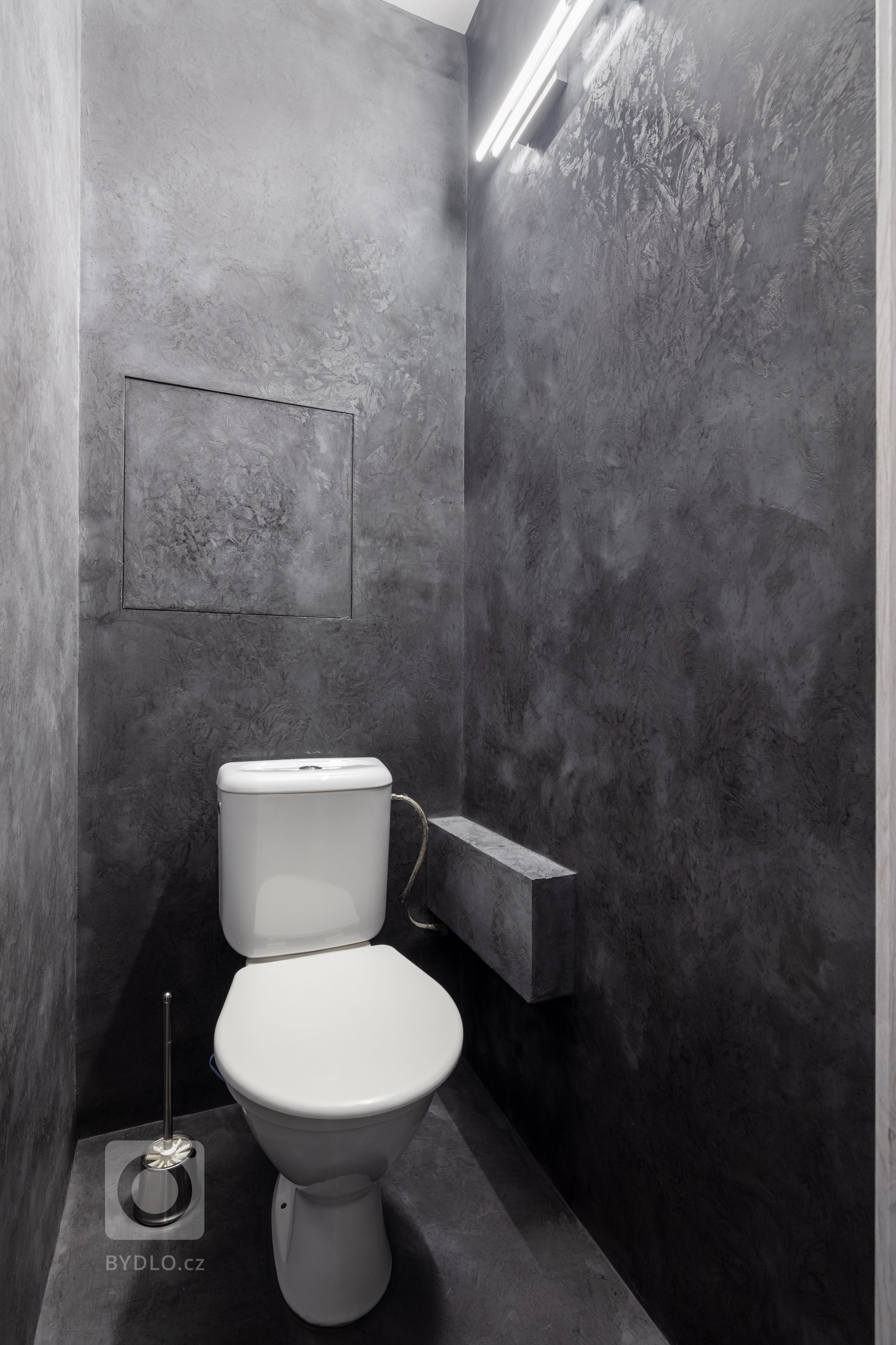 Realizace koupelny s WC ve stylu &quot;lesklý beton&quot;. Dekor&nbsp;na zdi je nepravidelný s viditelnými nerovnostmi. Podlaha je rovná. Spučástí projektu…
