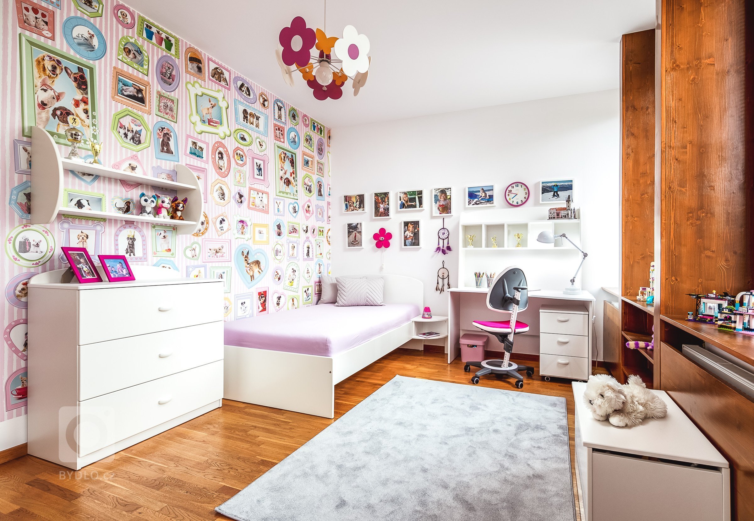 Koncept pokoje pro teenagera byl založen na jeho snu žít v&nbsp;New Yorku. Neutrální barevnou paletu jsem oživila dvěma kontrastními barvami &ndash; červenou a…