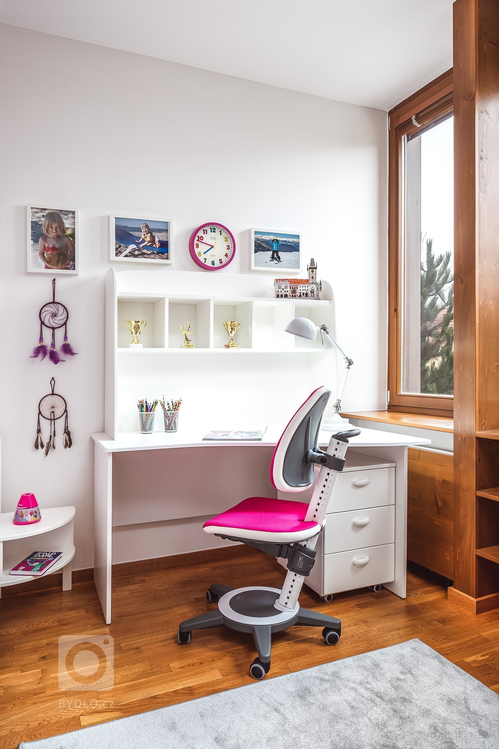 Koncept pokoje pro teenagera byl založen na jeho snu žít v&nbsp;New Yorku. Neutrální barevnou paletu jsem oživila dvěma kontrastními barvami &ndash; červenou a…