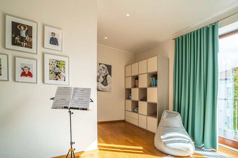 Bylo nám velkým potěšením pracovat nad koncepty a realizací dětských pokojů.

Naším záměrem bylo vytvoření takových pokojíků, které budou nejen odrážet…