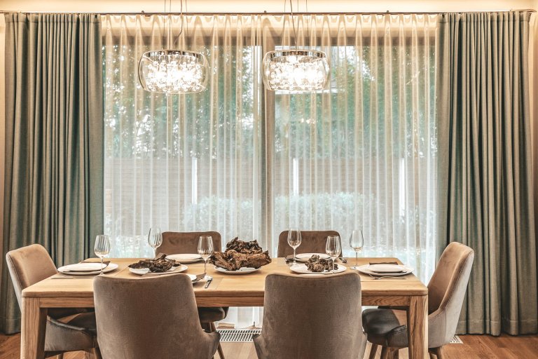 Při navrhování interiéru rodinného domu jsme dostali od klientky téměř volnou ruku. Jediným specifickým požadavkem bylo použití perských koberců v obývacím…