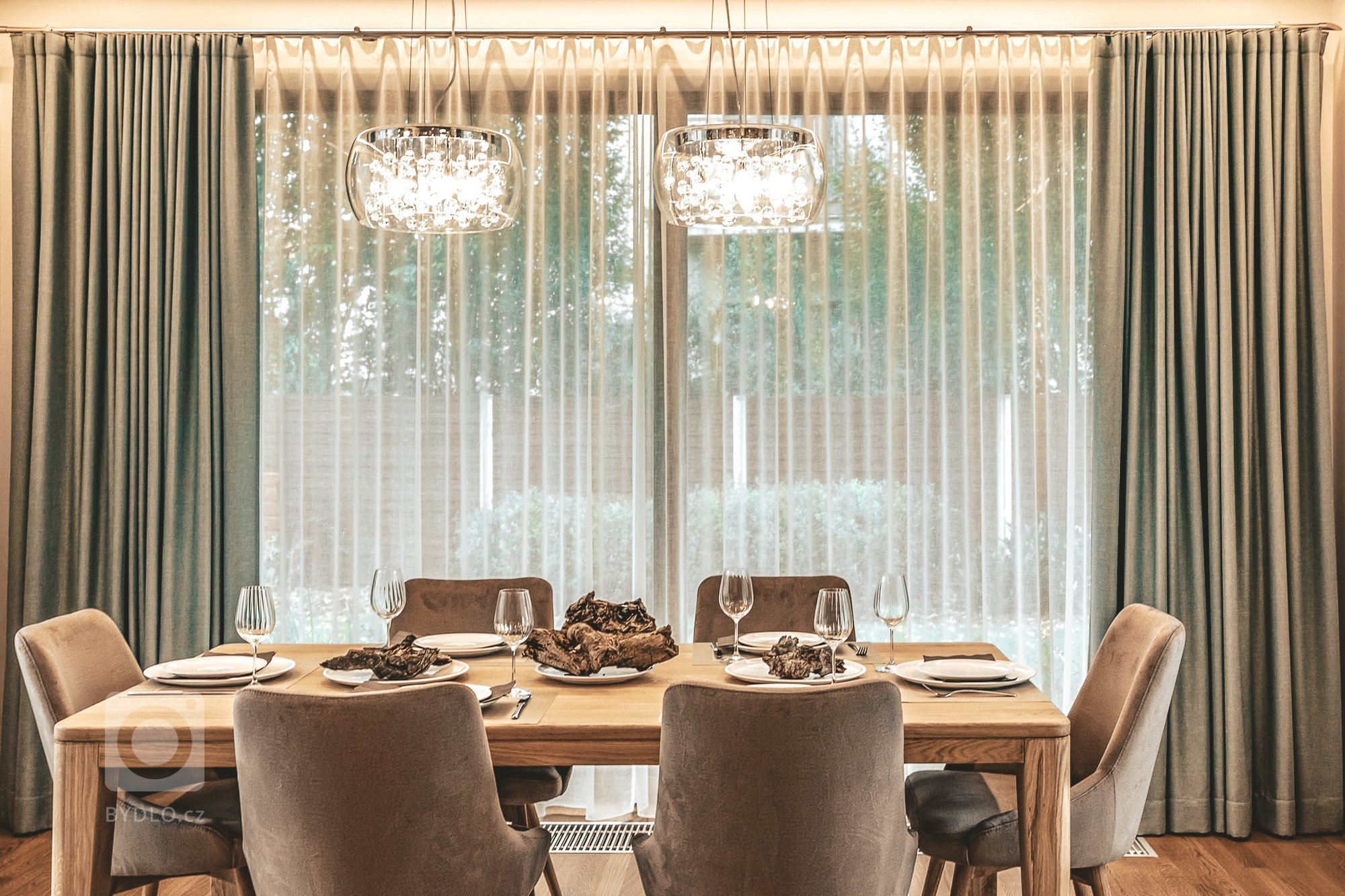 Při navrhování interiéru rodinného domu jsme dostali od klientky téměř volnou ruku. Jediným specifickým požadavkem bylo použití perských koberců v obývacím…