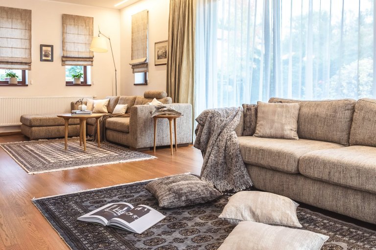 Při navrhování interiéru rodinného domu jsme dostali od klientky téměř volnou ruku. Jediným specifickým požadavkem bylo použití perských koberců v obývacím…