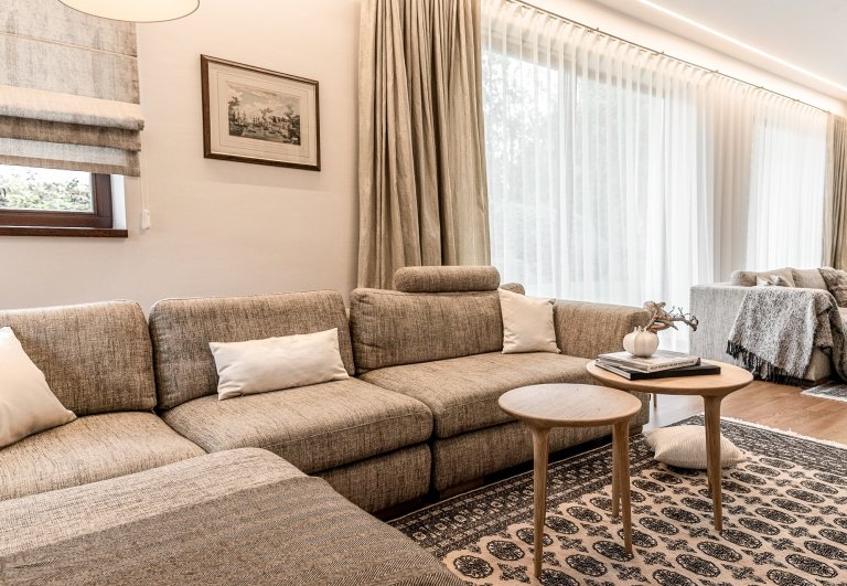 Při navrhování interiéru rodinného domu jsme dostali od klientky téměř volnou ruku. Jediným specifickým požadavkem bylo použití perských koberců v obývacím…