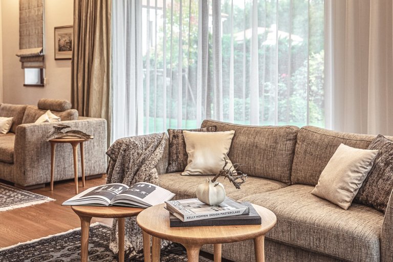 Při navrhování interiéru rodinného domu jsme dostali od klientky téměř volnou ruku. Jediným specifickým požadavkem bylo použití perských koberců v obývacím…