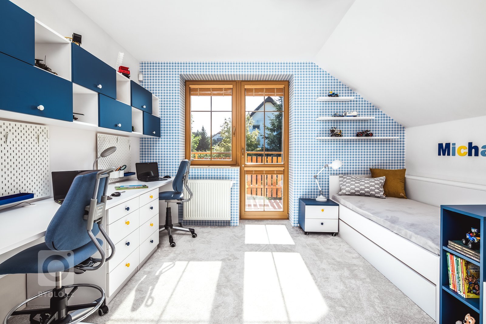 Jak do malého pokoje s atypickými rozměry vměstnat vše, co potřebují dva školáci? Místo na spaní, učení, hraní, úložný prostor, knihovnu a ještě jednu postel…