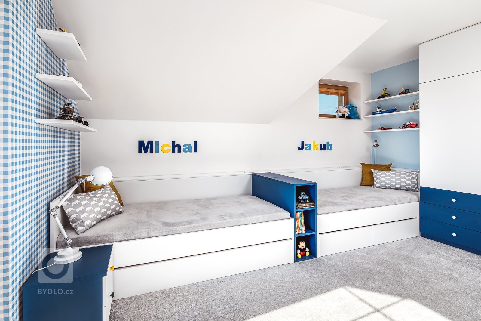 Jak do malého pokoje s atypickými rozměry vměstnat vše, co potřebují dva školáci? Místo na spaní, učení, hraní, úložný prostor, knihovnu a ještě jednu postel…