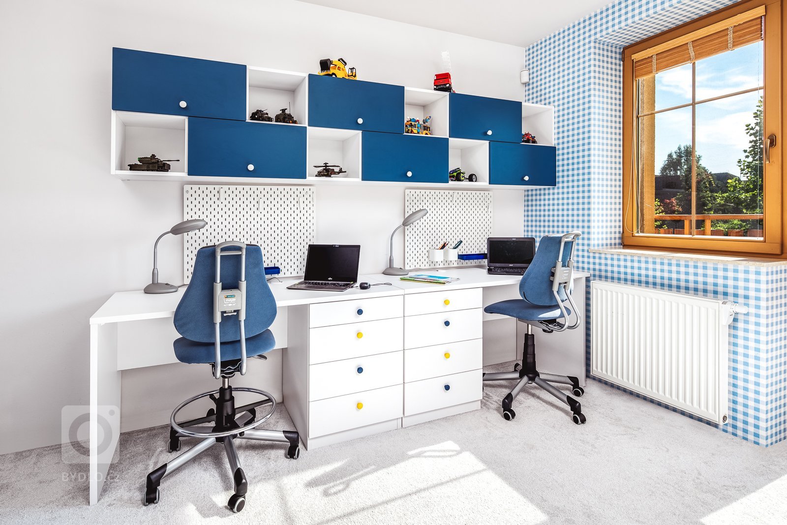 Jak do malého pokoje s atypickými rozměry vměstnat vše, co potřebují dva školáci? Místo na spaní, učení, hraní, úložný prostor, knihovnu a ještě jednu postel…