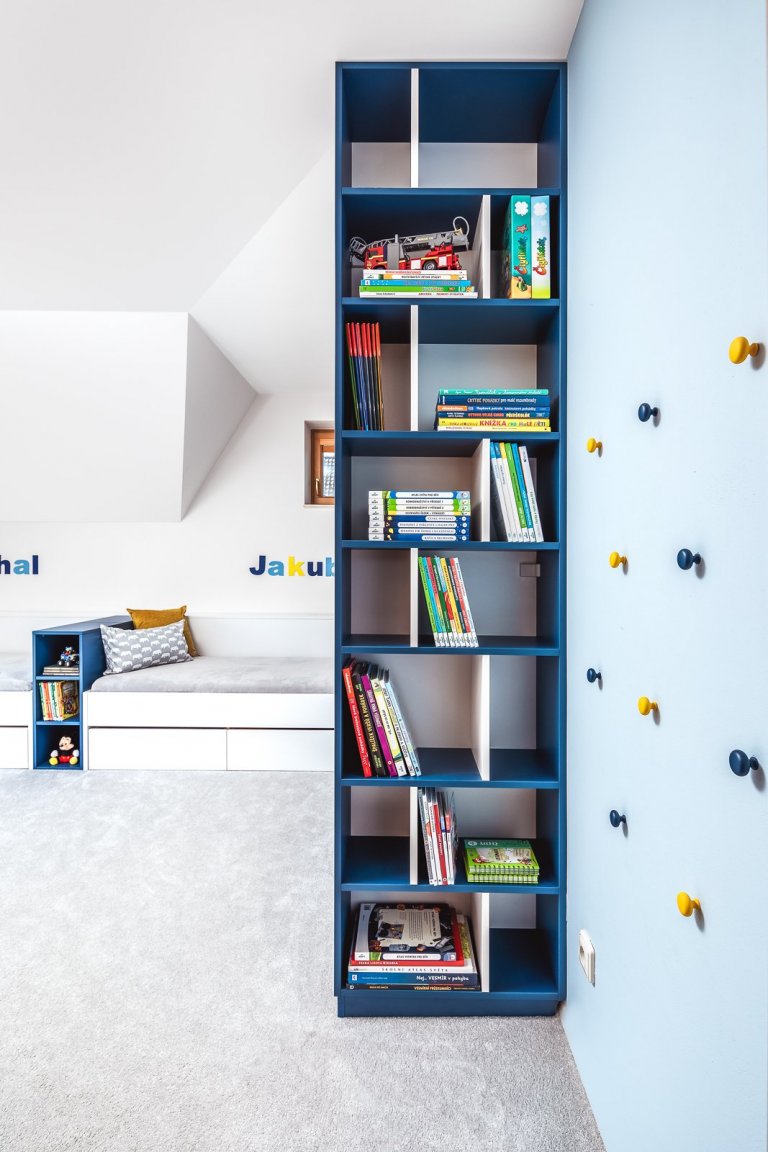 Jak do malého pokoje s atypickými rozměry vměstnat vše, co potřebují dva školáci? Místo na spaní, učení, hraní, úložný prostor, knihovnu a ještě jednu postel…