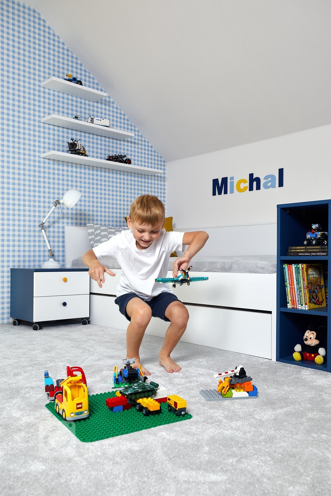 Jak do malého pokoje s atypickými rozměry vměstnat vše, co potřebují dva školáci? Místo na spaní, učení, hraní, úložný prostor, knihovnu a ještě jednu postel…