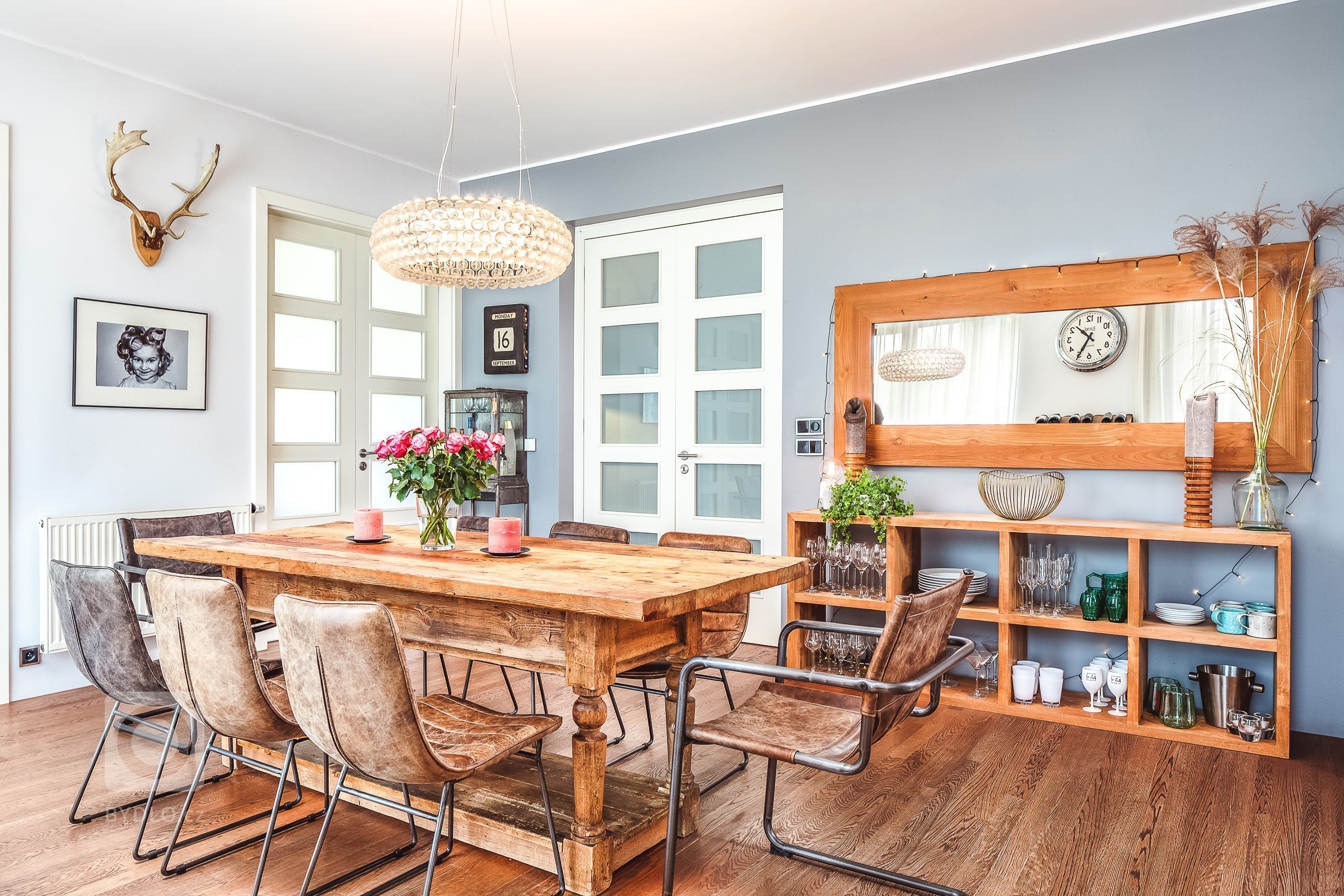 Pracovat na návrhu a realizaci tohoto prostoru mě velice těšilo. Vybraná kombinace betonové stěrky, bílé lakované MDF, černé kamenné pracovní desky a dřeva…