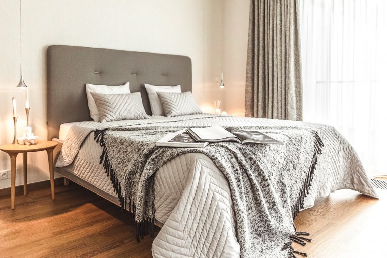 Při navrhování interiéru rodinného domu jsme dostali od klientky téměř volnou ruku. Jediným specifickým požadavkem bylo použití perských koberců v obývacím…