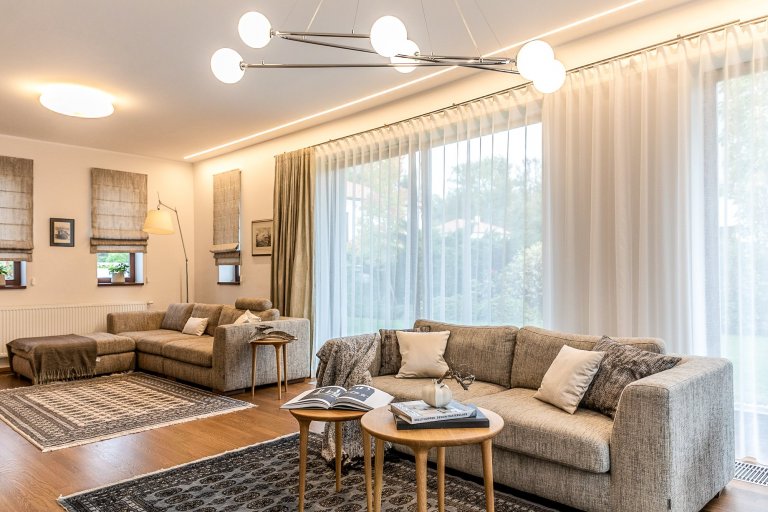 Při navrhování interiéru rodinného domu jsme dostali od klientky téměř volnou ruku. Jediným specifickým požadavkem bylo použití perských koberců v obývacím…