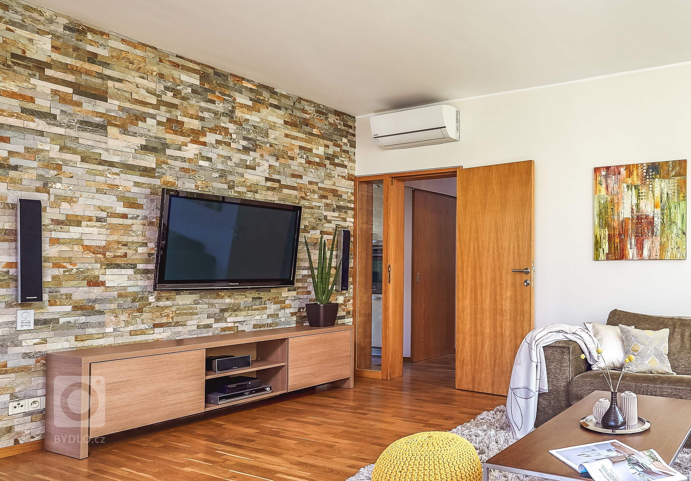 Zadáním pro tento projekt bylo vytvoření moderního, přívětivého a potizivně laděného prostoru pro čtyřčlennou rodinu. Samo prostředí napomáhá vytvářet…