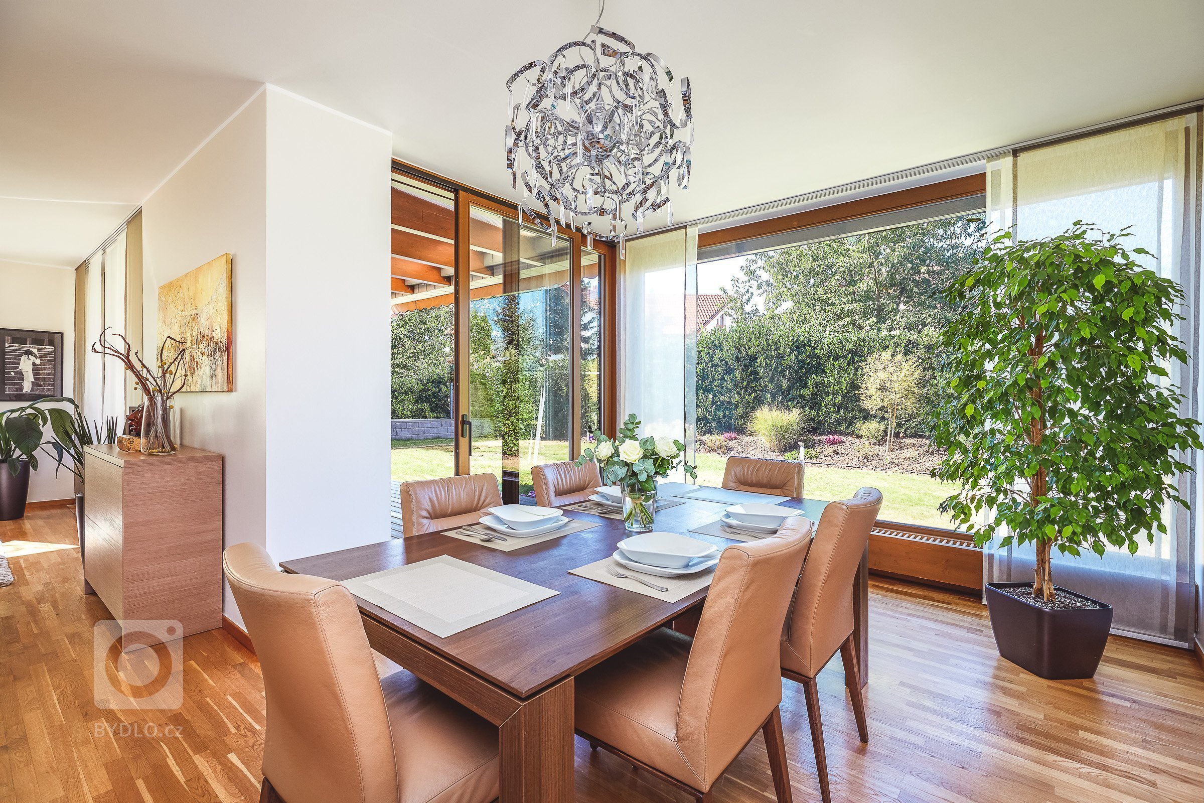 Zadáním pro tento projekt bylo vytvoření moderního, přívětivého a potizivně laděného prostoru pro čtyřčlennou rodinu. Samo prostředí napomáhá vytvářet…