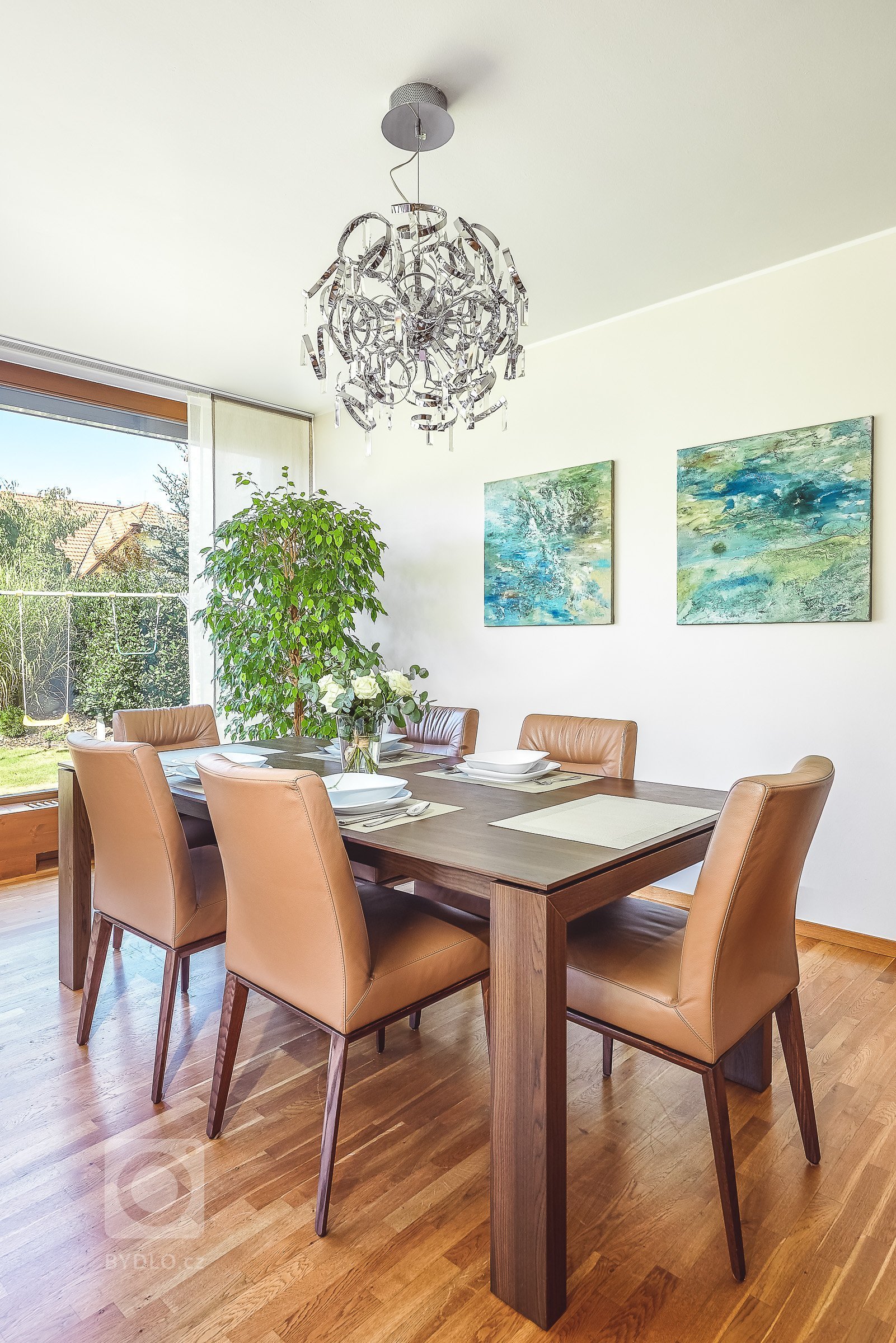 Zadáním pro tento projekt bylo vytvoření moderního, přívětivého a potizivně laděného prostoru pro čtyřčlennou rodinu. Samo prostředí napomáhá vytvářet…