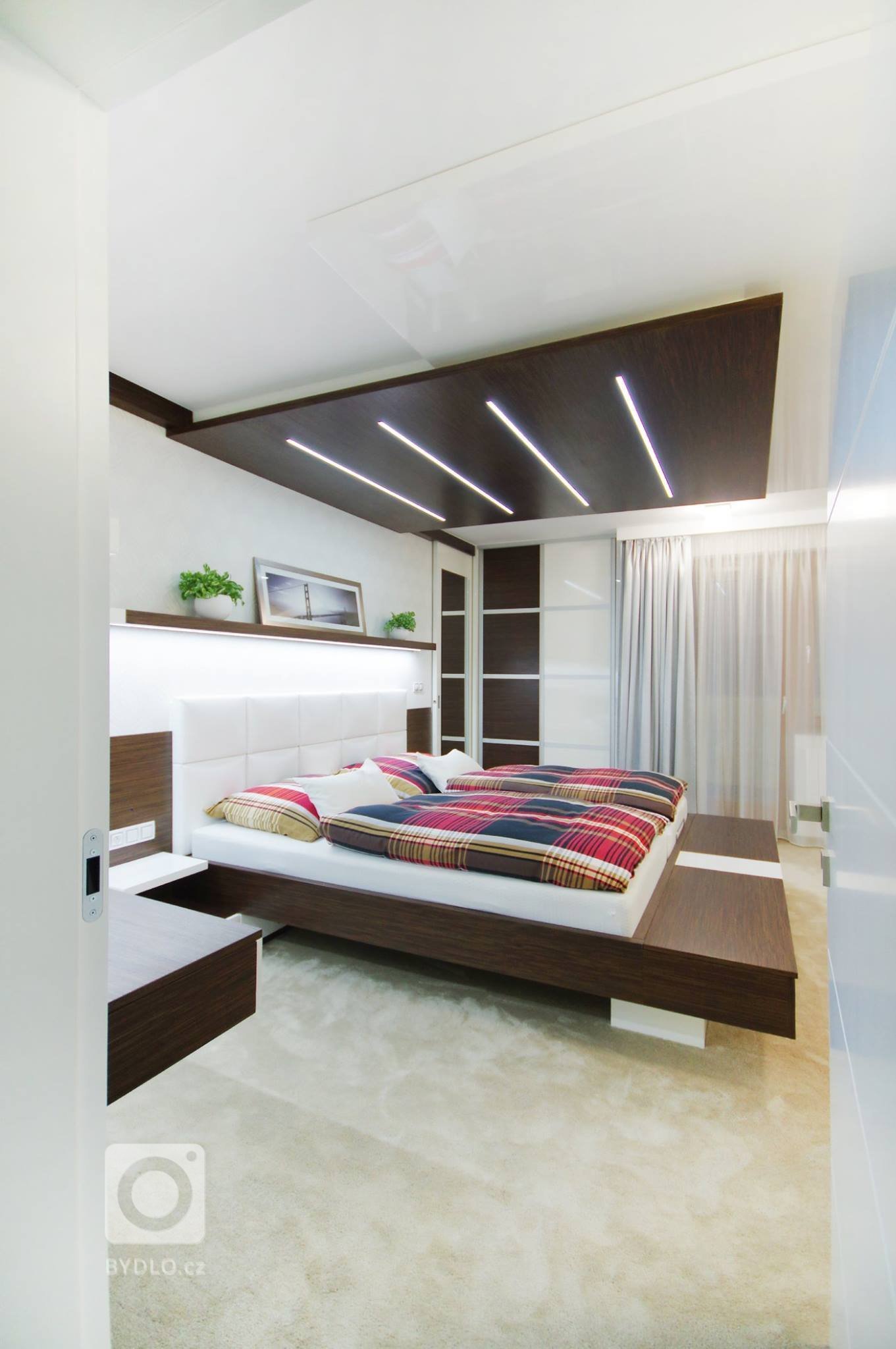 Když se vila poprvé otevřela našim zrakům, byla kompletně zařízena a dispozičně upravena ve stylu těžkých 90&#39;. Investoři jsou mladí lidé a byli velmi…