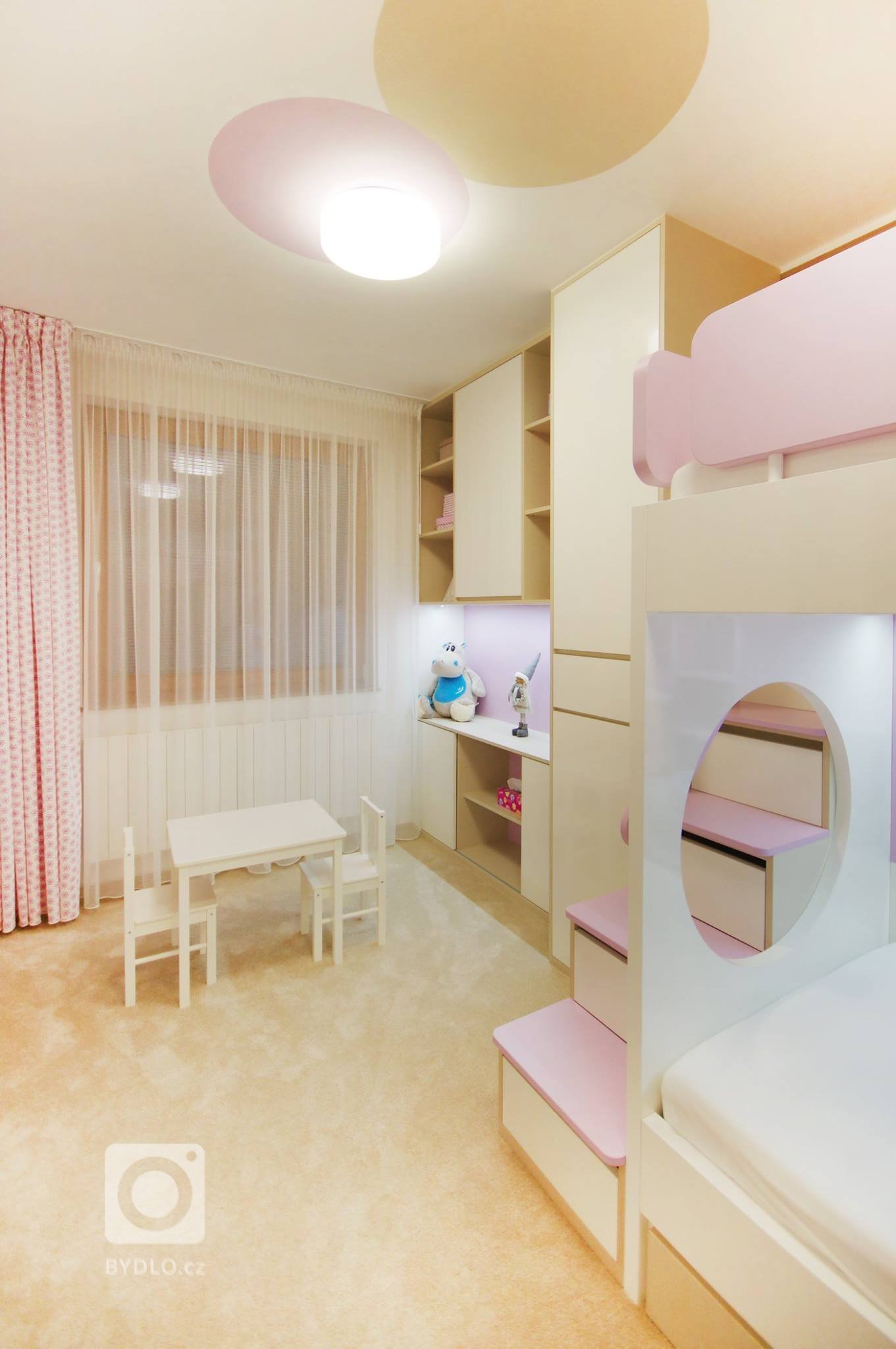 Když se vila poprvé otevřela našim zrakům, byla kompletně zařízena a dispozičně upravena ve stylu těžkých 90&#39;. Investoři jsou mladí lidé a byli velmi…