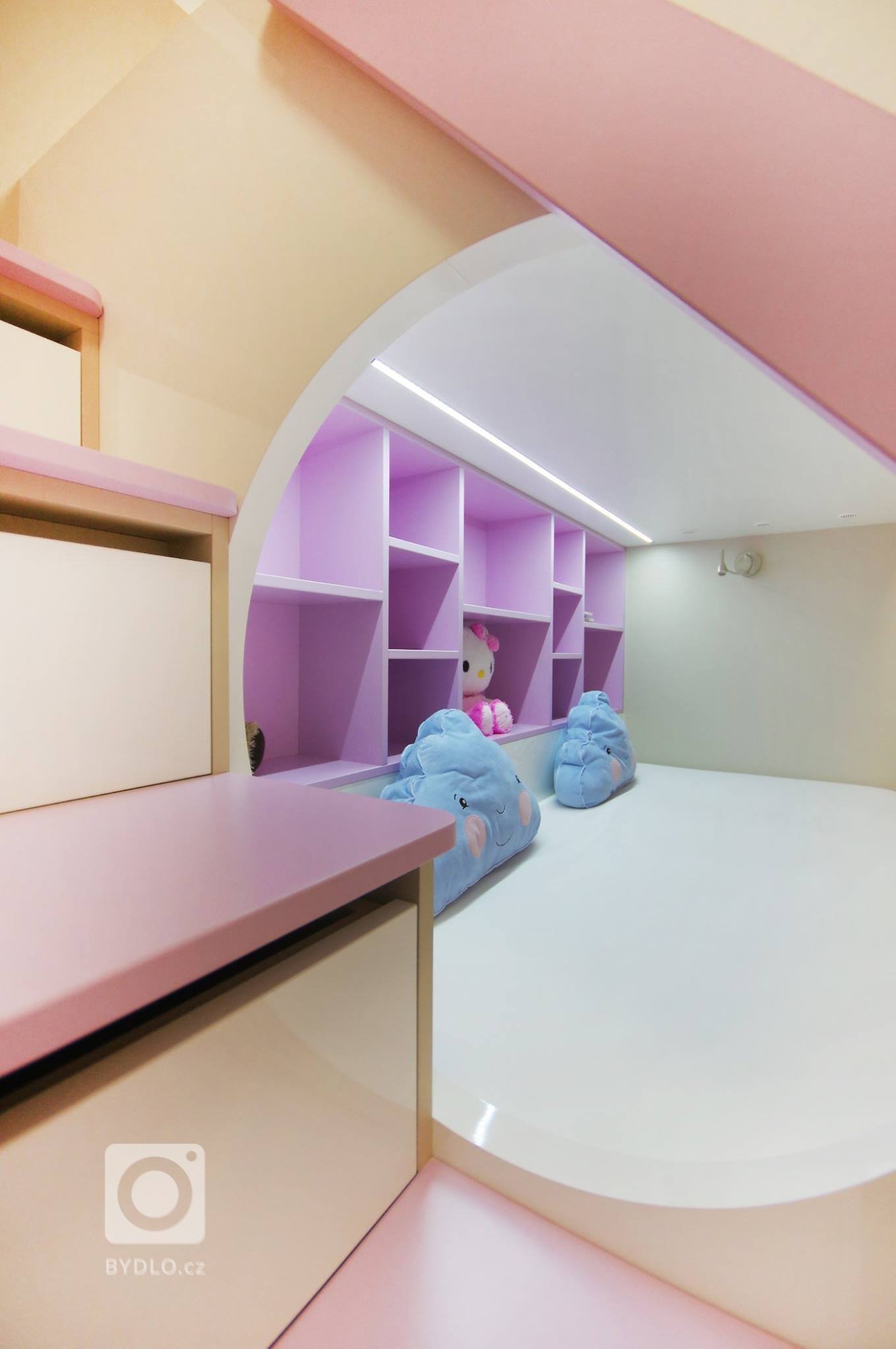 Když se vila poprvé otevřela našim zrakům, byla kompletně zařízena a dispozičně upravena ve stylu těžkých 90&#39;. Investoři jsou mladí lidé a byli velmi…