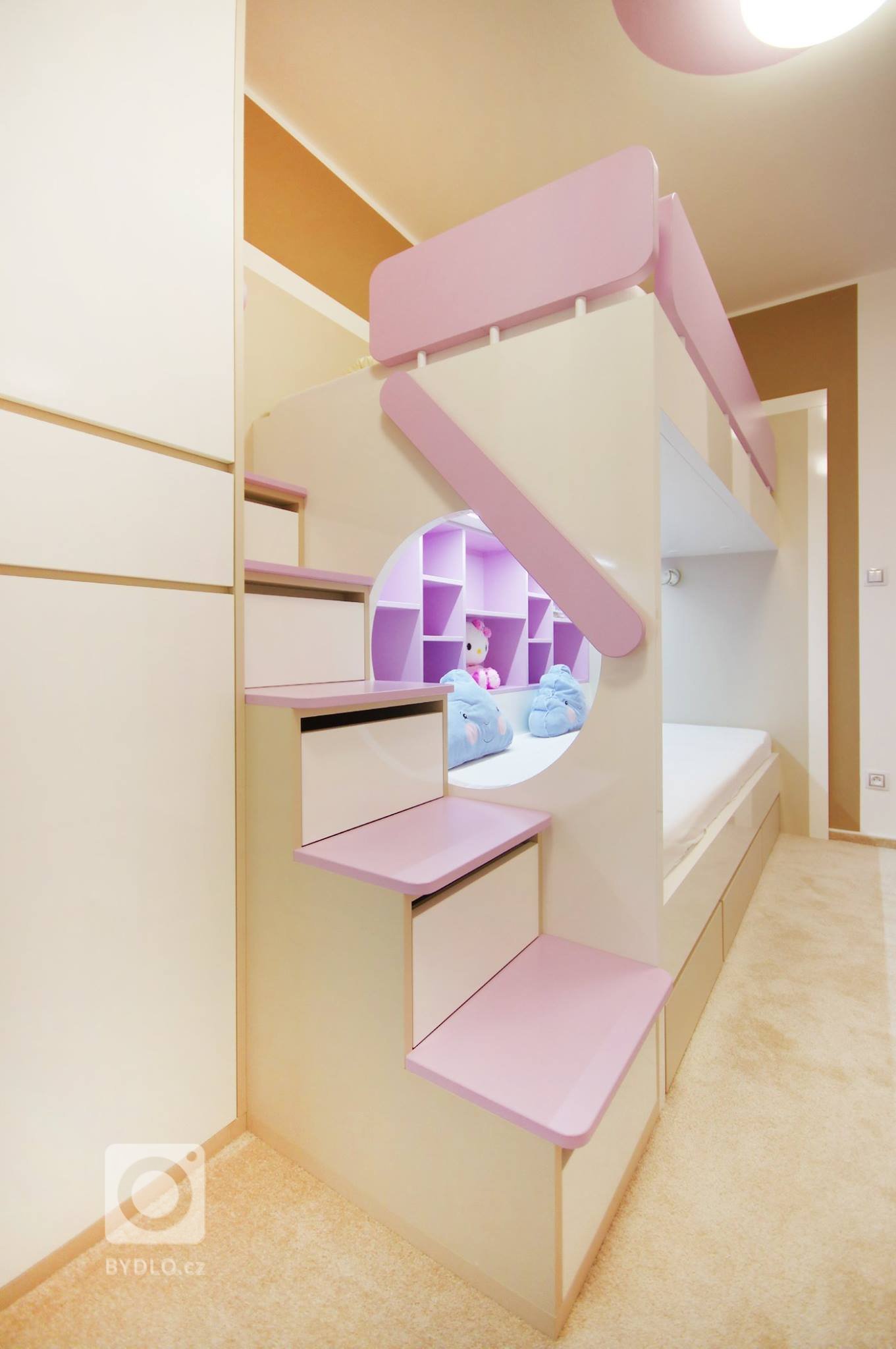 Když se vila poprvé otevřela našim zrakům, byla kompletně zařízena a dispozičně upravena ve stylu těžkých 90&#39;. Investoři jsou mladí lidé a byli velmi…