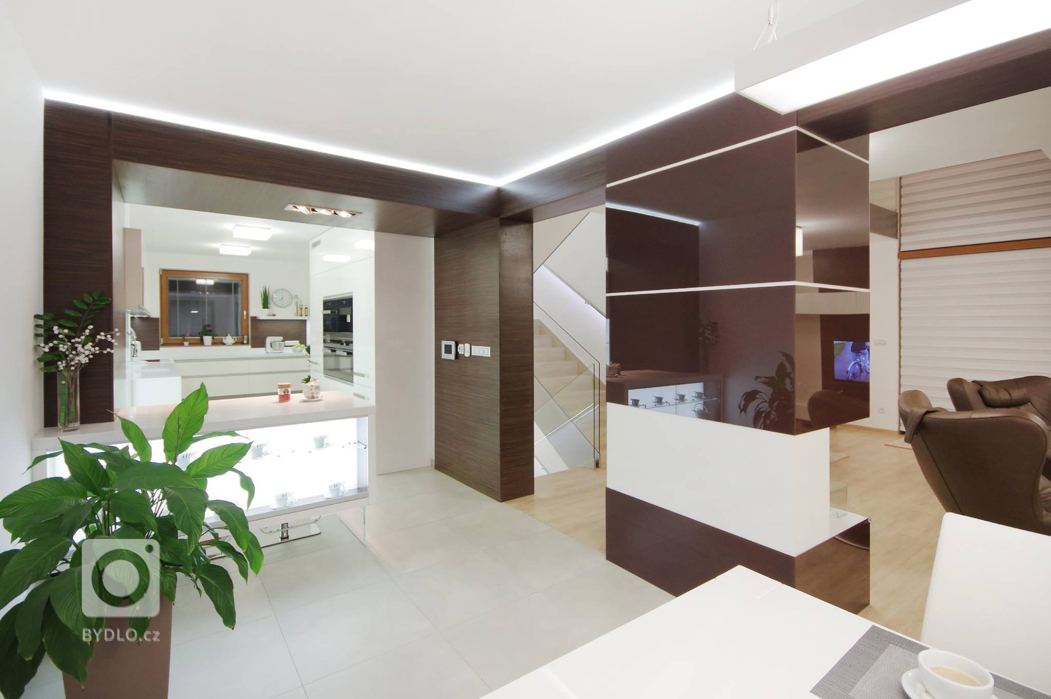 Když se vila poprvé otevřela našim zrakům, byla kompletně zařízena a dispozičně upravena ve stylu těžkých 90&#39;. Investoři jsou mladí lidé a byli velmi…