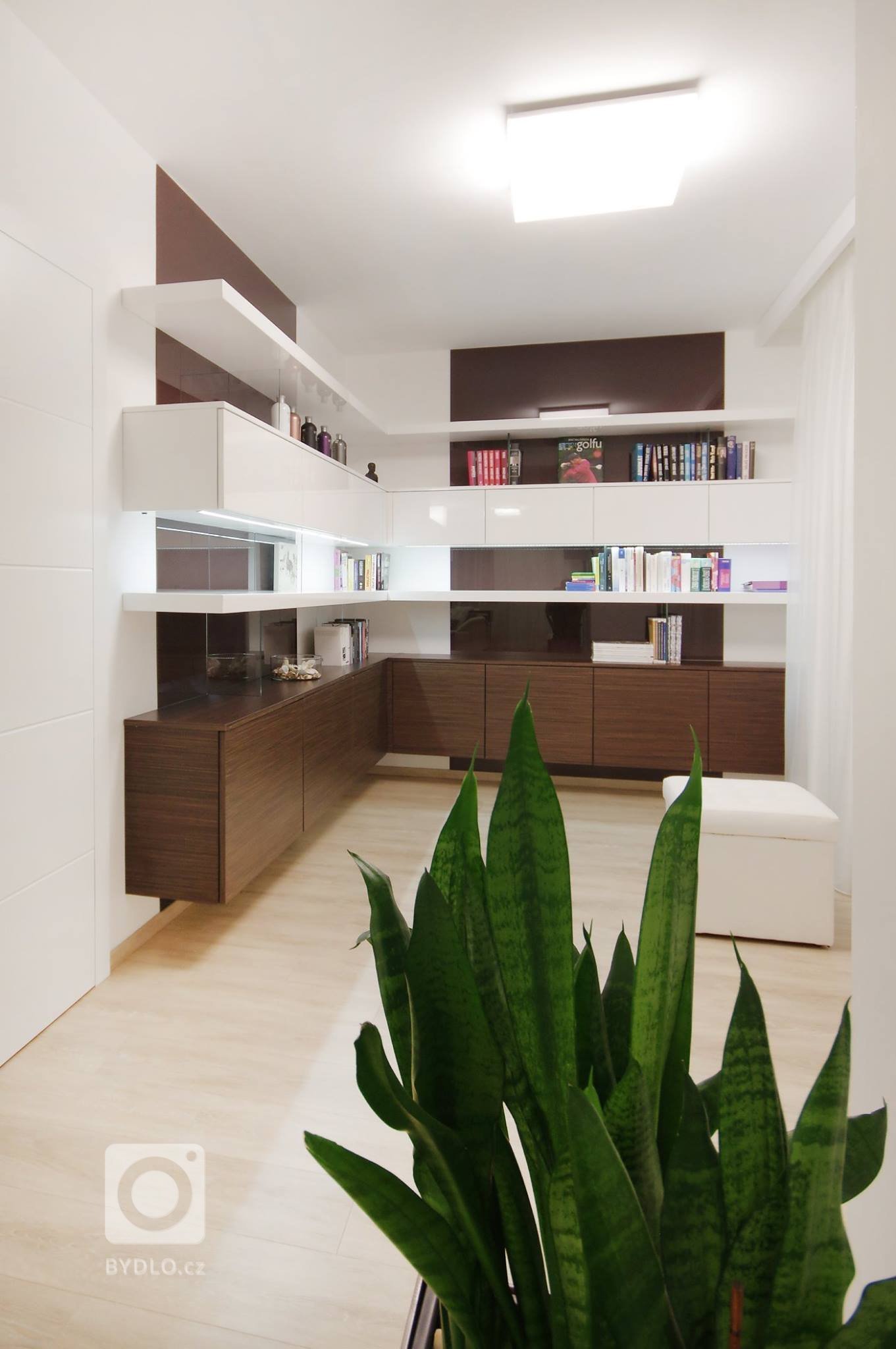 Když se vila poprvé otevřela našim zrakům, byla kompletně zařízena a dispozičně upravena ve stylu těžkých 90&#39;. Investoři jsou mladí lidé a byli velmi…