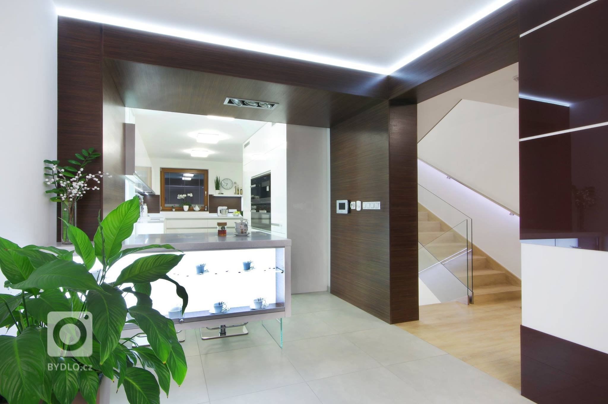 Když se vila poprvé otevřela našim zrakům, byla kompletně zařízena a dispozičně upravena ve stylu těžkých 90&#39;. Investoři jsou mladí lidé a byli velmi…