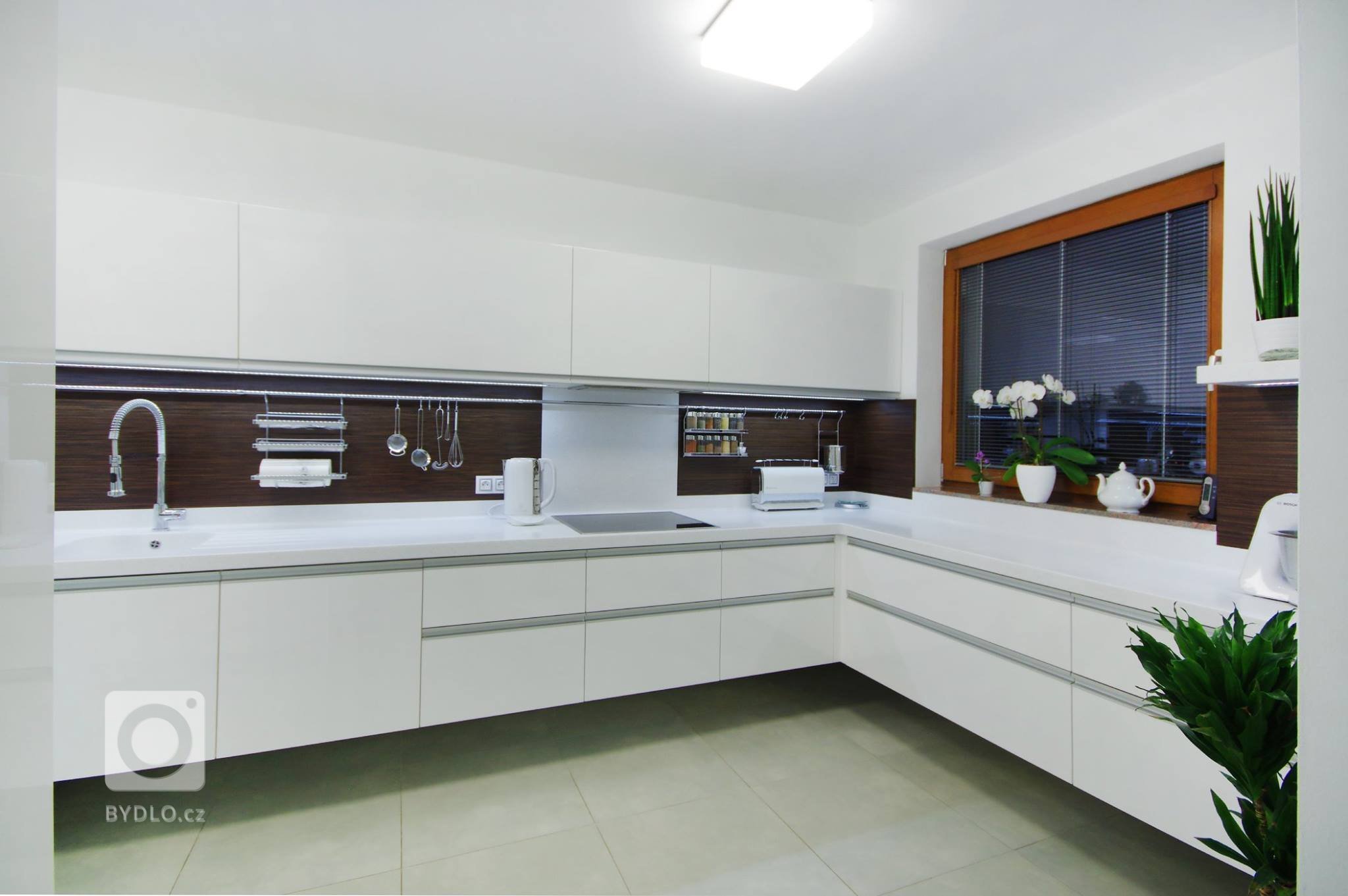 Když se vila poprvé otevřela našim zrakům, byla kompletně zařízena a dispozičně upravena ve stylu těžkých 90&#39;. Investoři jsou mladí lidé a byli velmi…