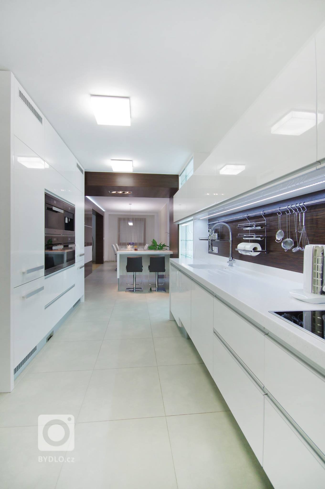 Když se vila poprvé otevřela našim zrakům, byla kompletně zařízena a dispozičně upravena ve stylu těžkých 90&#39;. Investoři jsou mladí lidé a byli velmi…