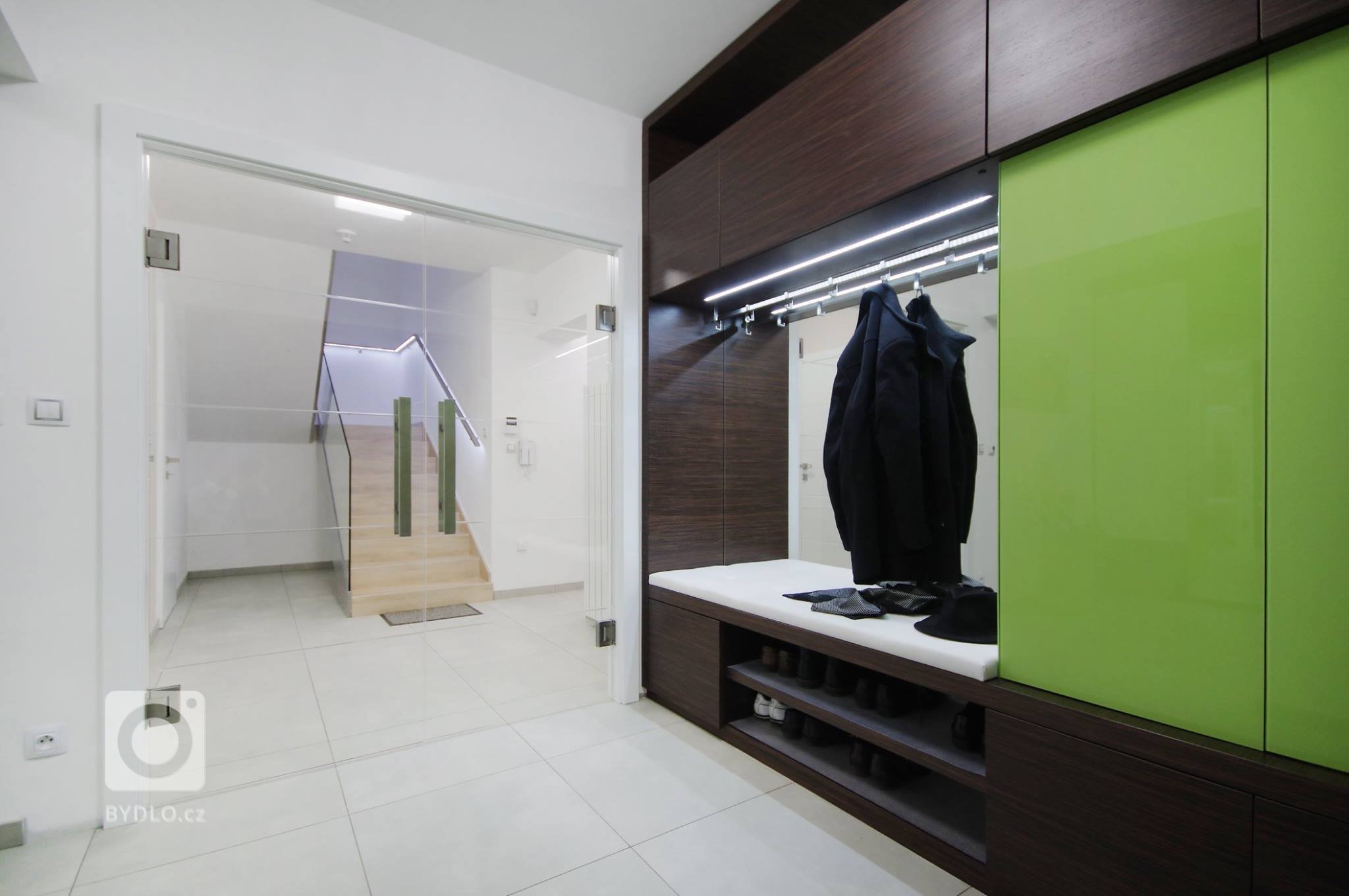 Když se vila poprvé otevřela našim zrakům, byla kompletně zařízena a dispozičně upravena ve stylu těžkých 90&#39;. Investoři jsou mladí lidé a byli velmi…