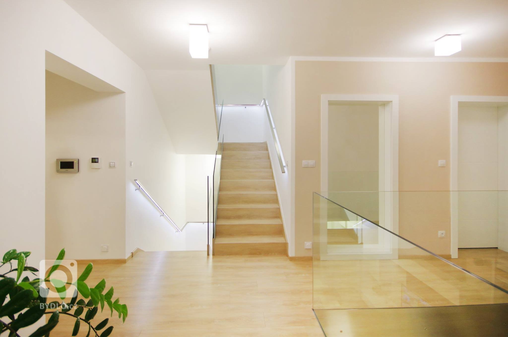 Když se vila poprvé otevřela našim zrakům, byla kompletně zařízena a dispozičně upravena ve stylu těžkých 90&#39;. Investoři jsou mladí lidé a byli velmi…