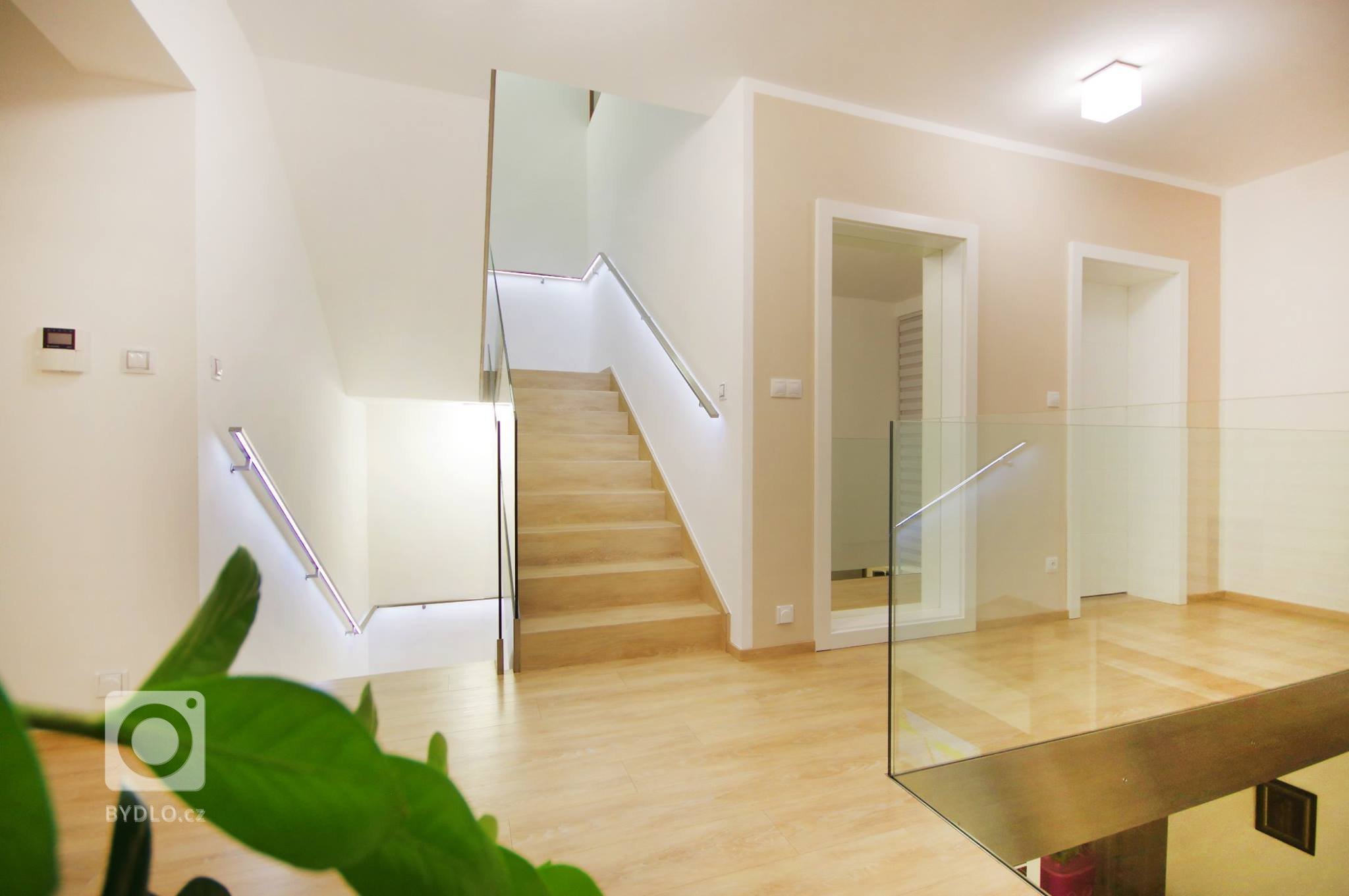 Když se vila poprvé otevřela našim zrakům, byla kompletně zařízena a dispozičně upravena ve stylu těžkých 90&#39;. Investoři jsou mladí lidé a byli velmi…