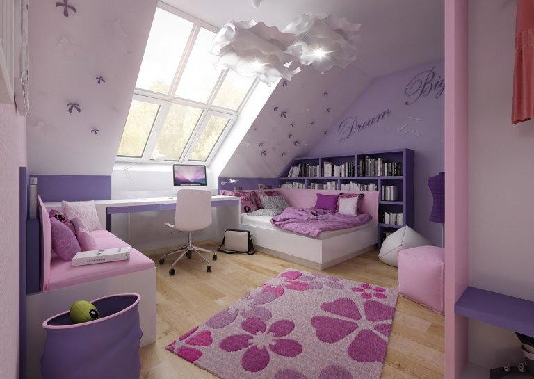 Růžovo-fialová kombinace podkrovního dětského pokoje pro mladou slečnu. V&nbsp;prostoru pod šikminou je umístěna postel, na kterou navazuje pracovní stůl a…
