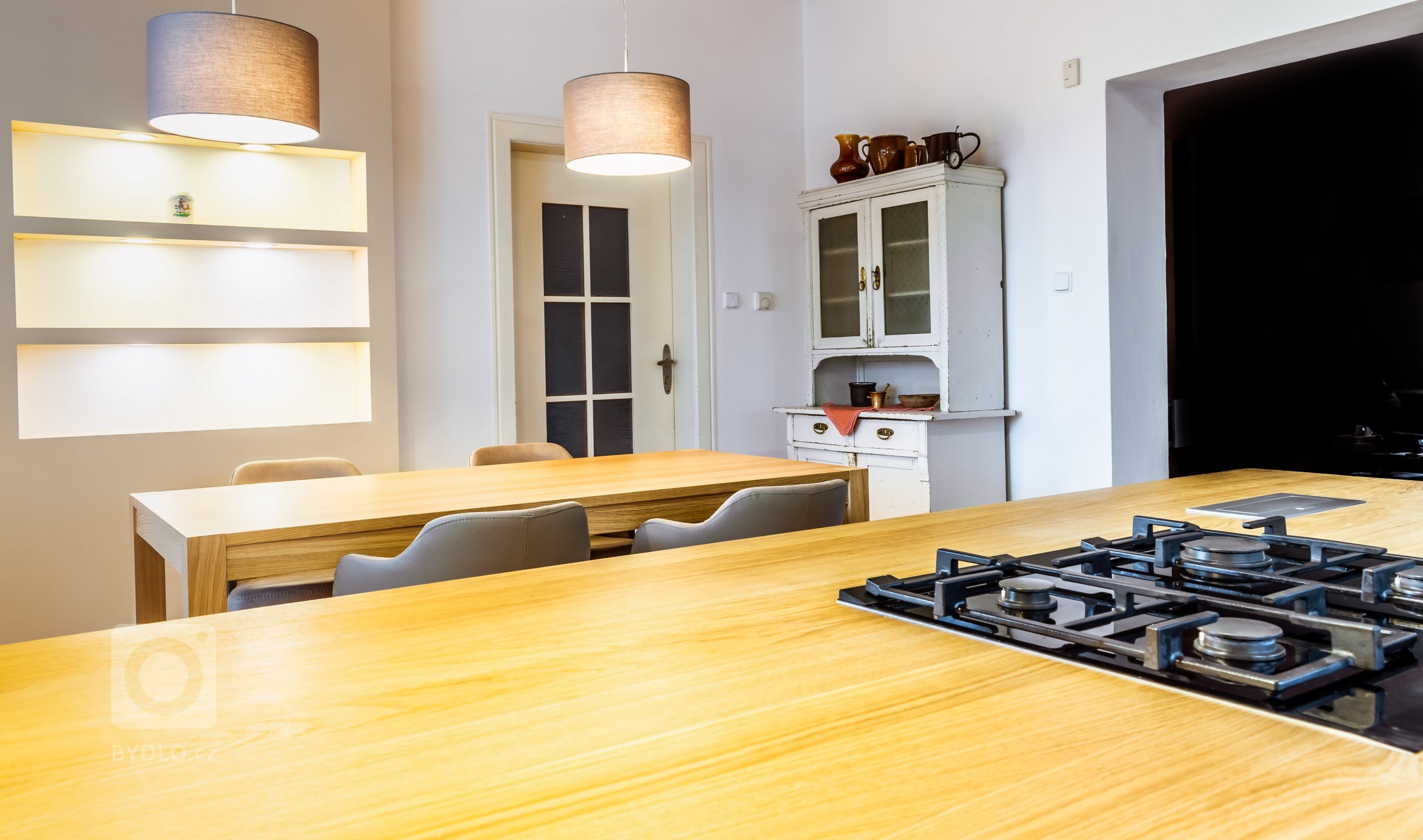 Kdo se rozhodne pro kompletní rekonstrukci kuchyně, čeká ho stejné množství práce, jako při&nbsp;nové počáteční stavbě. Vlastně možná ještě víc, protože je…