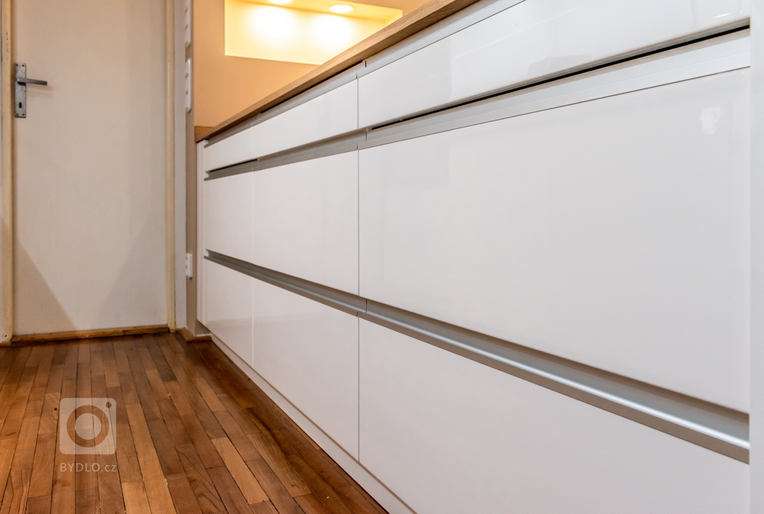 Kdo se rozhodne pro kompletní rekonstrukci kuchyně, čeká ho stejné množství práce, jako při&nbsp;nové počáteční stavbě. Vlastně možná ještě víc, protože je…