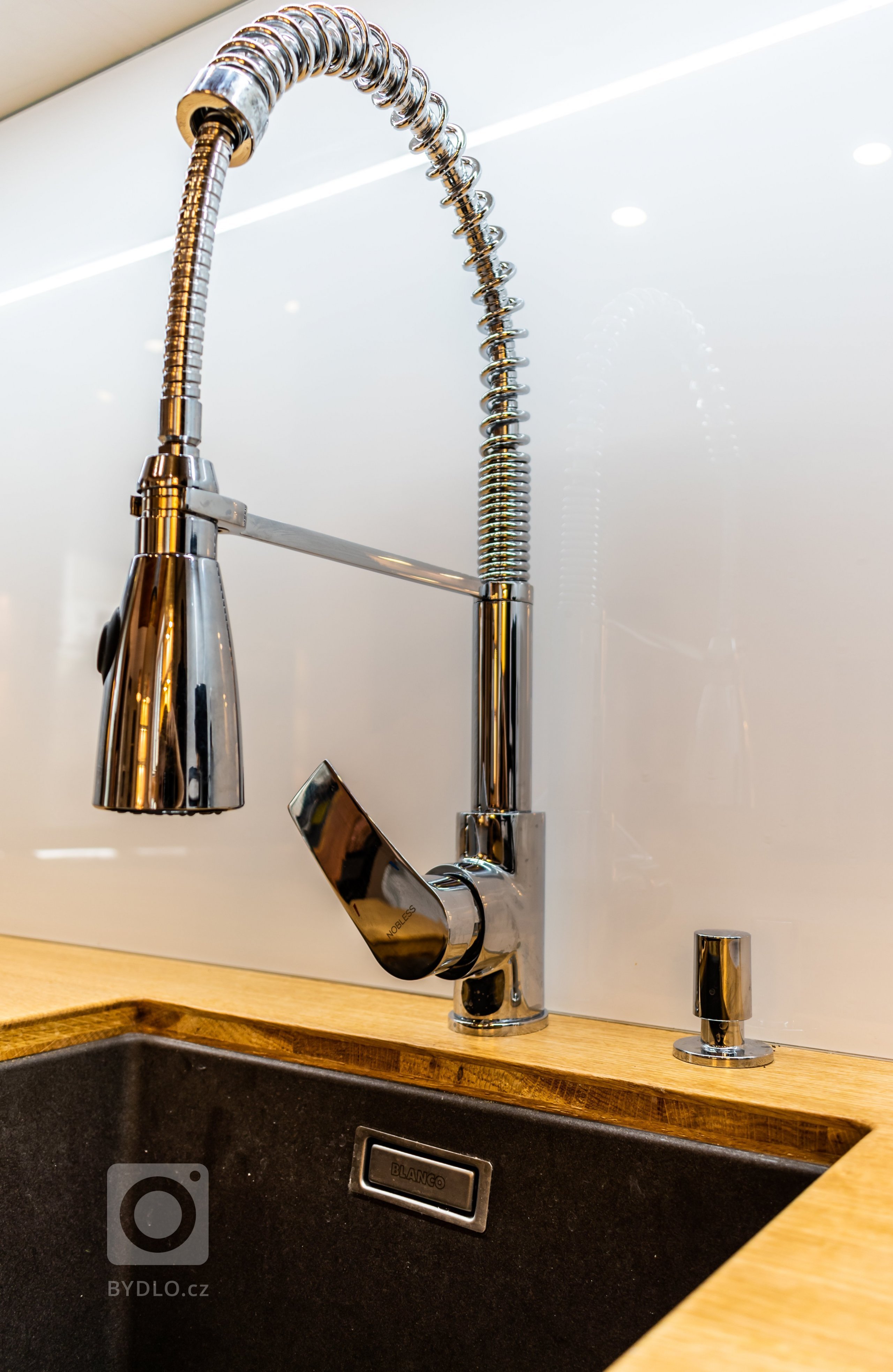 Kdo se rozhodne pro kompletní rekonstrukci kuchyně, čeká ho stejné množství práce, jako při&nbsp;nové počáteční stavbě. Vlastně možná ještě víc, protože je…