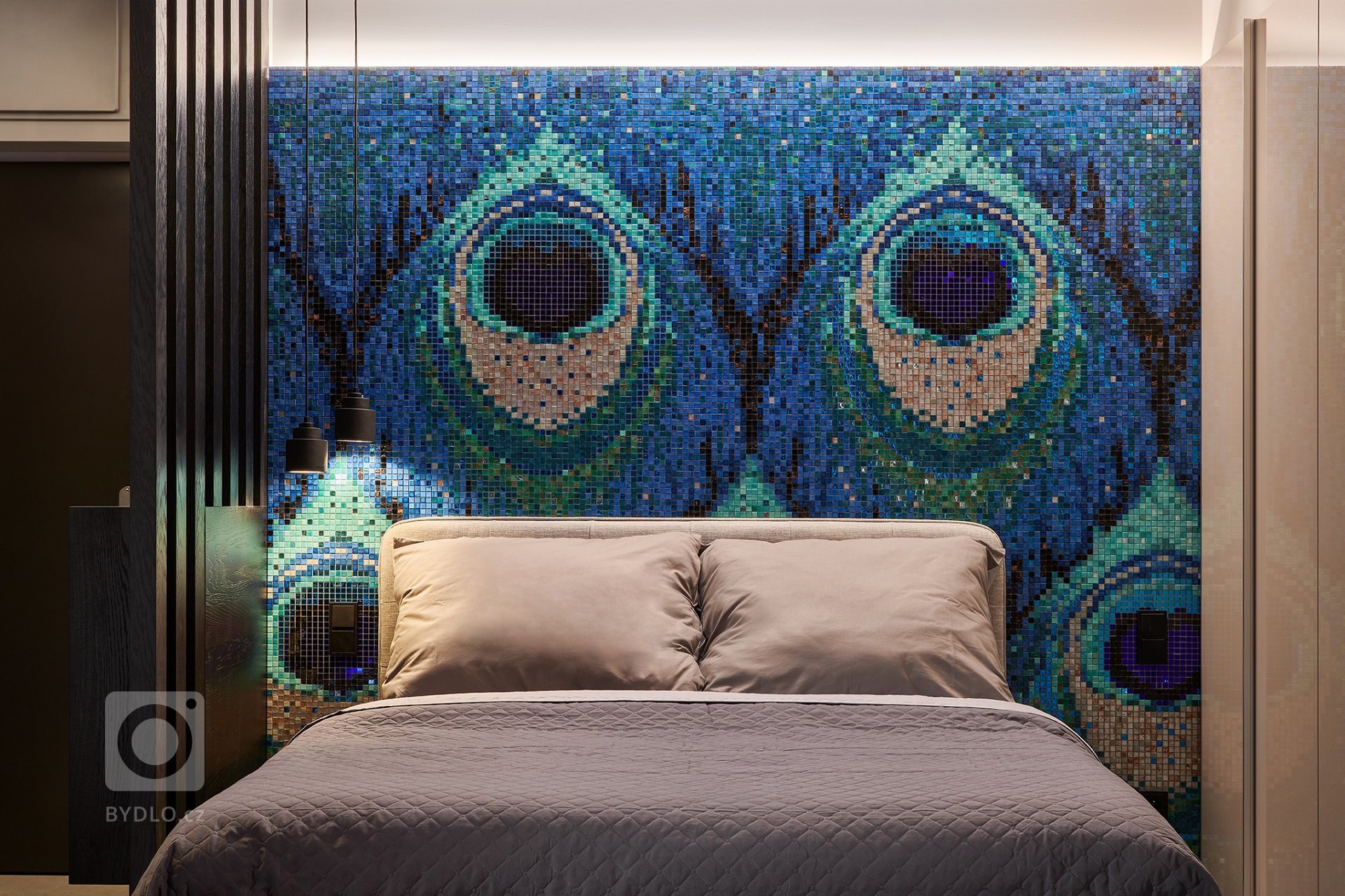 Luxusní mosaica podtrhuje přírodní tóny ložnice .