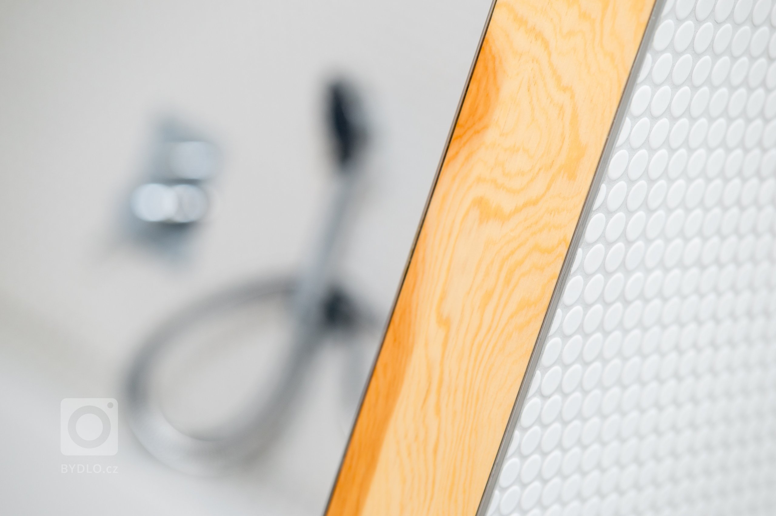 Nově vzniklá dřevostavba na okraji Statenic právě prochází fází realizací interiéru. Je určena pro čtyřčlennou rodinu, kdy vzhledem k její velikosti 115m2, zde…