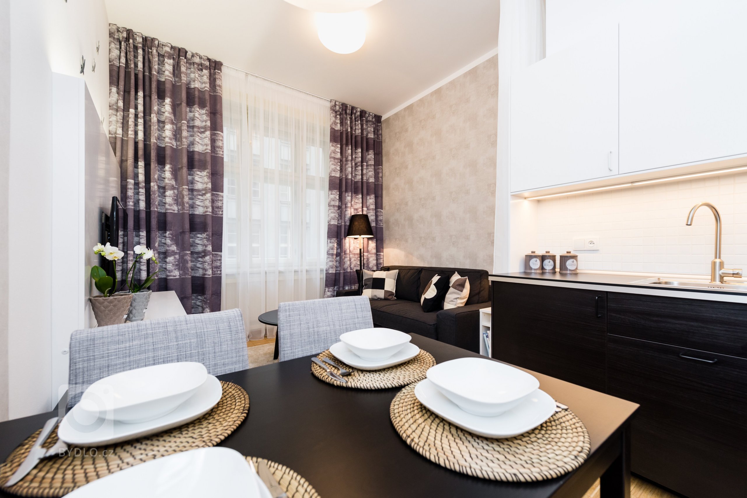 Zakázka byla realizovaná pro zahraniční klienty, kteří si byt koupili jako investici na krátkodobý pronájem. Byt v samotném centru Prahy byl původně…